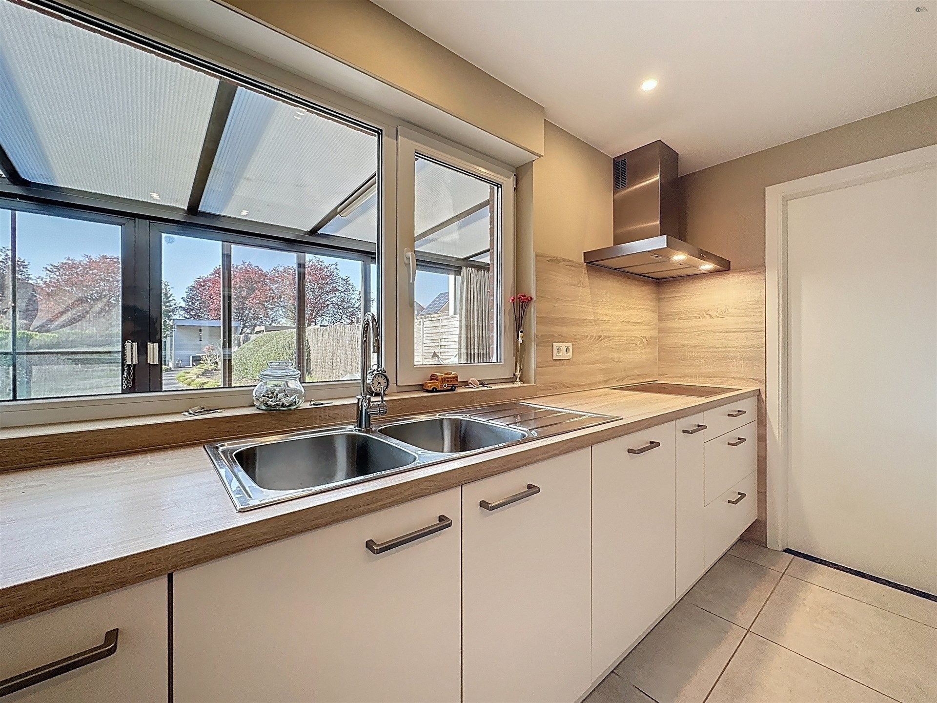 Instapklare gezinswoning met garage, 5 slaapkamers en gezellige tuin op 450m²! foto 3