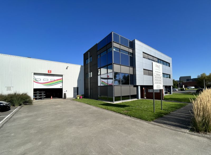 Magazijn (1.104 m²) met kantoorruimte (206 m²) – op toplocatie The Loop foto {{pictureIndex}}
