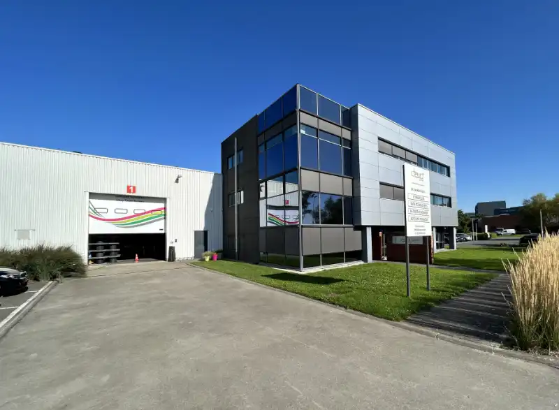 Magazijn (1.104 m²) met kantoorruimte (206 m²) – op toplocatie The Loop foto {{pictureIndex}}