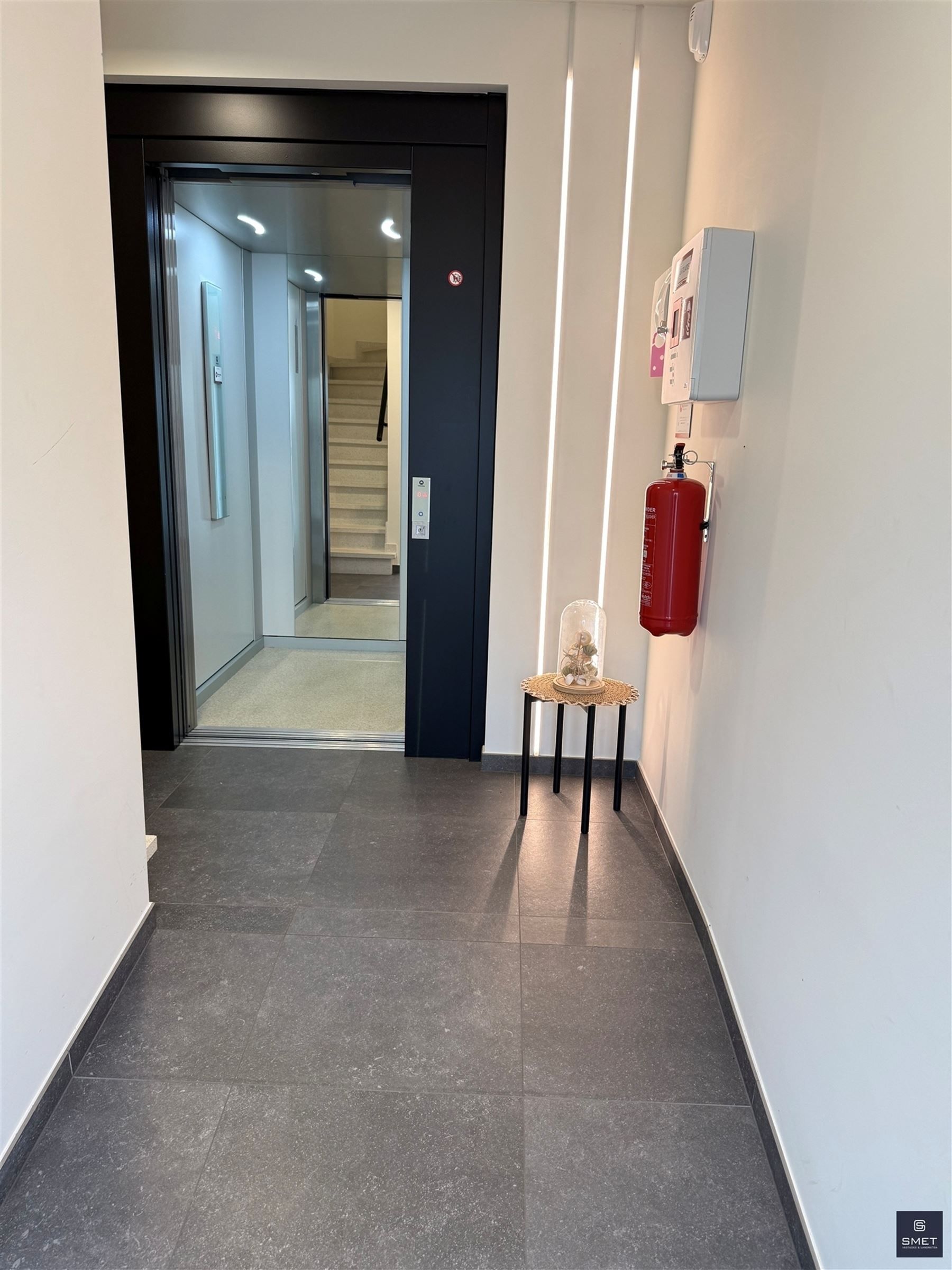 APPARTEMENT MET 2 SLPKS  EN GROOT TERRAS foto 5