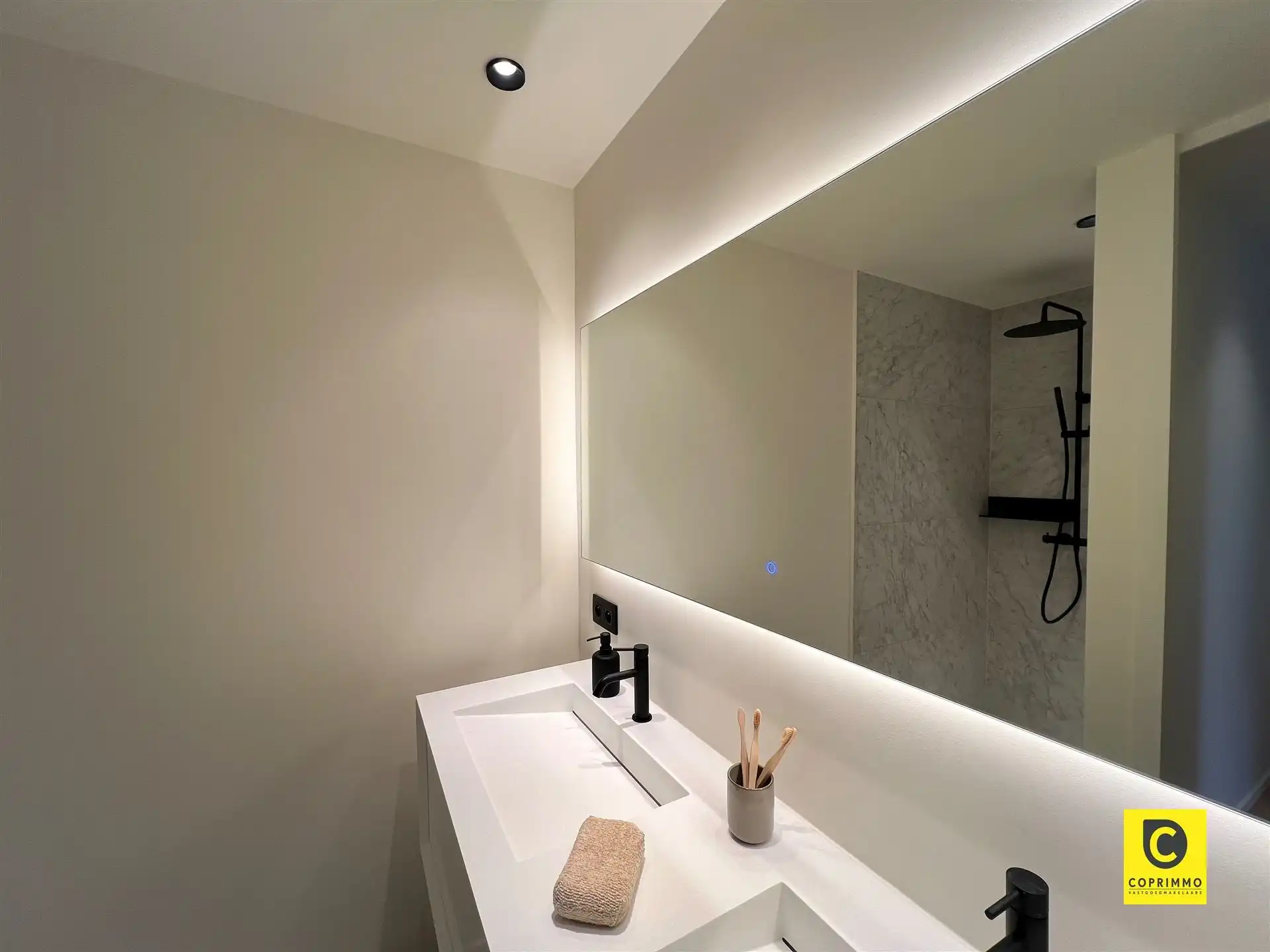 Volledig gerenoveerd 2-slk appartement met ruim terras en garagebox te Berchem! foto 8