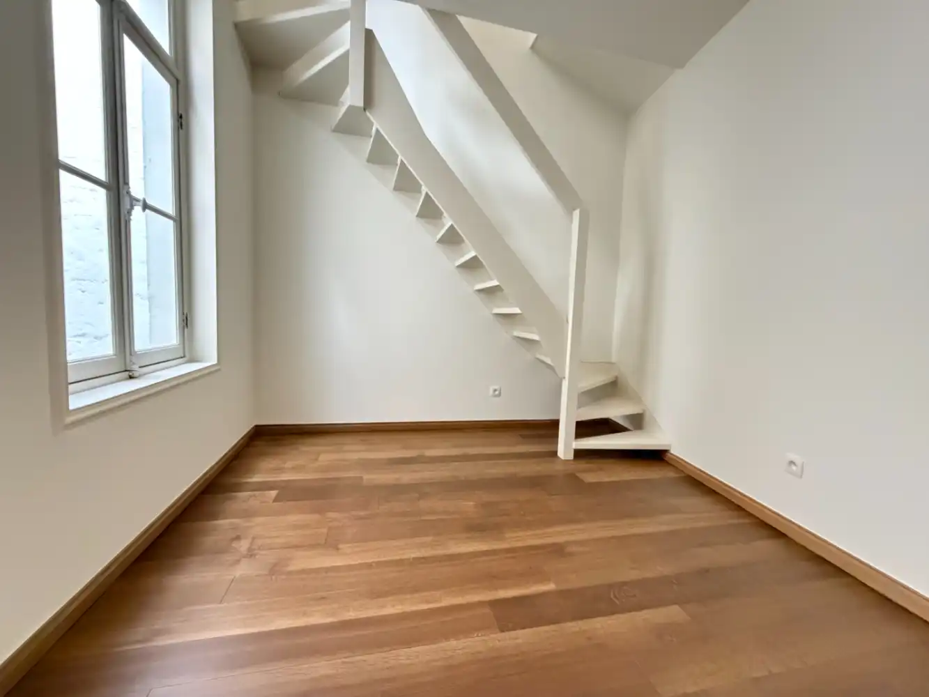Heel mooi gerenoveerd appartement met twee slaapkamers. Tijdens de renovatie is veel aandacht besteed aan het behouden en versterken van de authentieke stijl van het gebouw. foto 10