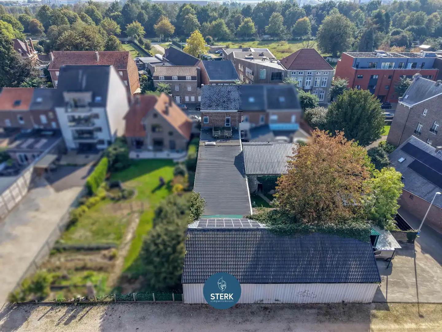 VEELZIJDIGE HANDELSRUIMTE + APPARTEMENT MET RUIME LOODS IN CENTRUM LANAKEN !  foto 4
