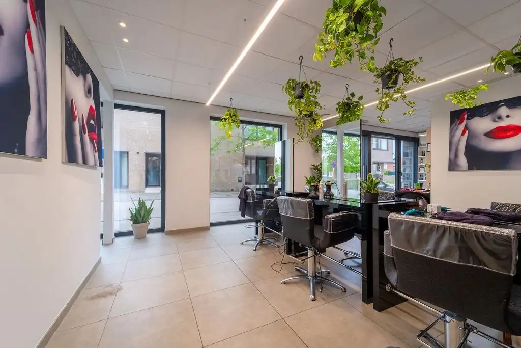 UITSTEKENDE OPBRENGSTENEIGENDOM - MODERNE COMMERCIËLE HANDELSRUIMTE MET BERGING OP TOPLOCATIE NABIJ HASSELT CENTRUM VANAF 295.000 EURO foto 3