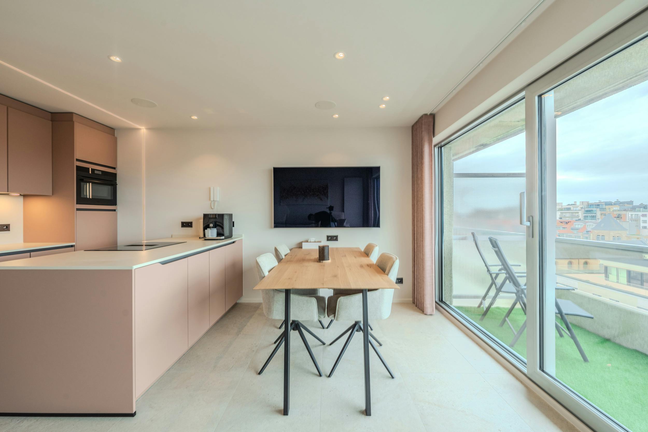 Prachtig gerenoveerde studio met aparte slaapruimte en terras foto 13