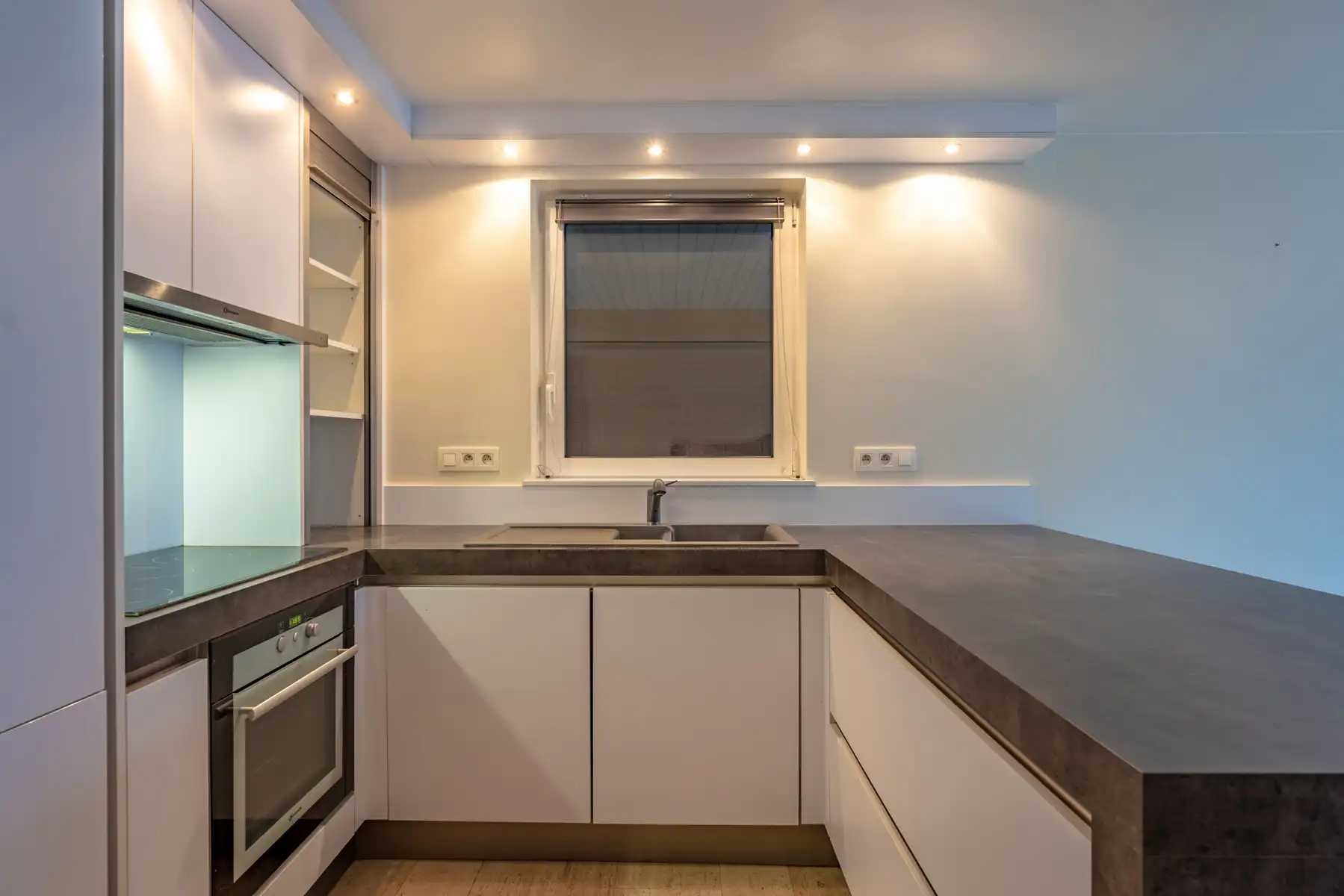 Gelijkvloers appartement met twee slaapkamers en garage  foto 4