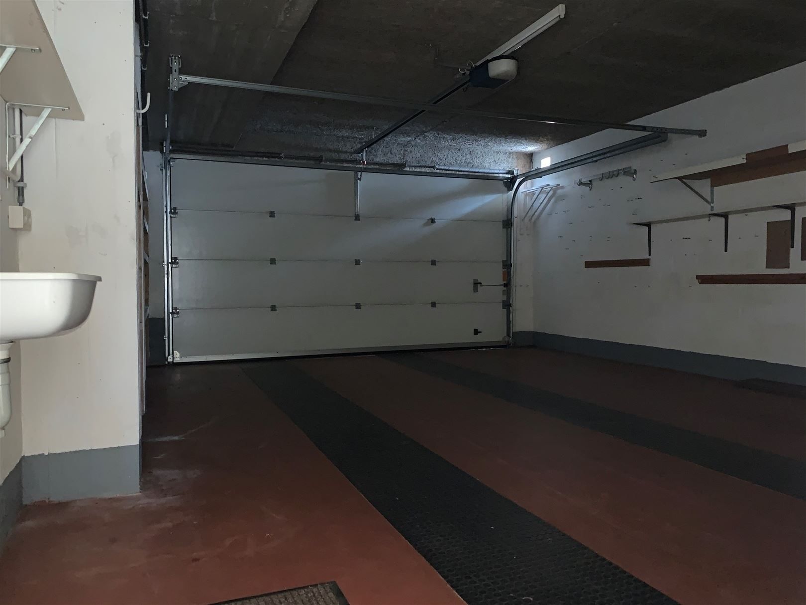 Ruim appartement met inpandige garage en terras foto 14