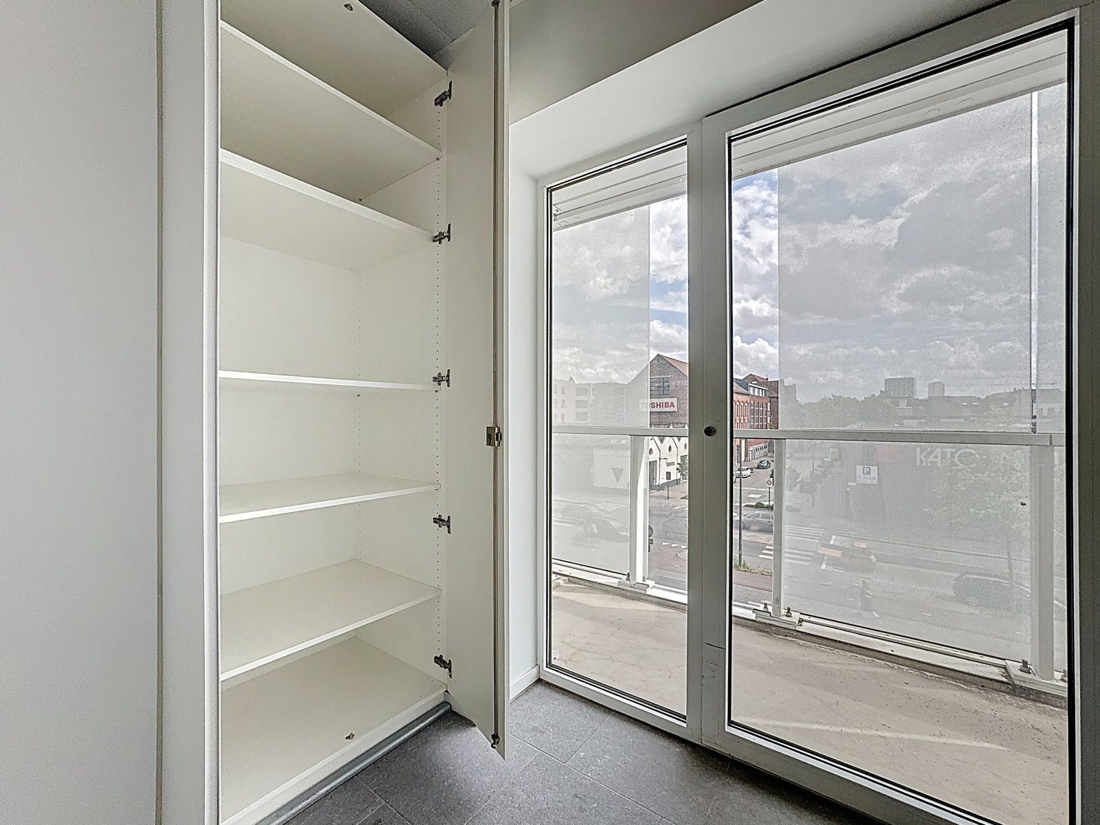 Studentenkamer met terras, kelder en parking. foto 9