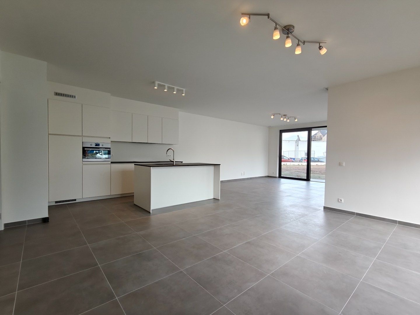 Luxe nieuwbouwappartement met tuin, 3 slaapkamers en autostaanplaats foto 2