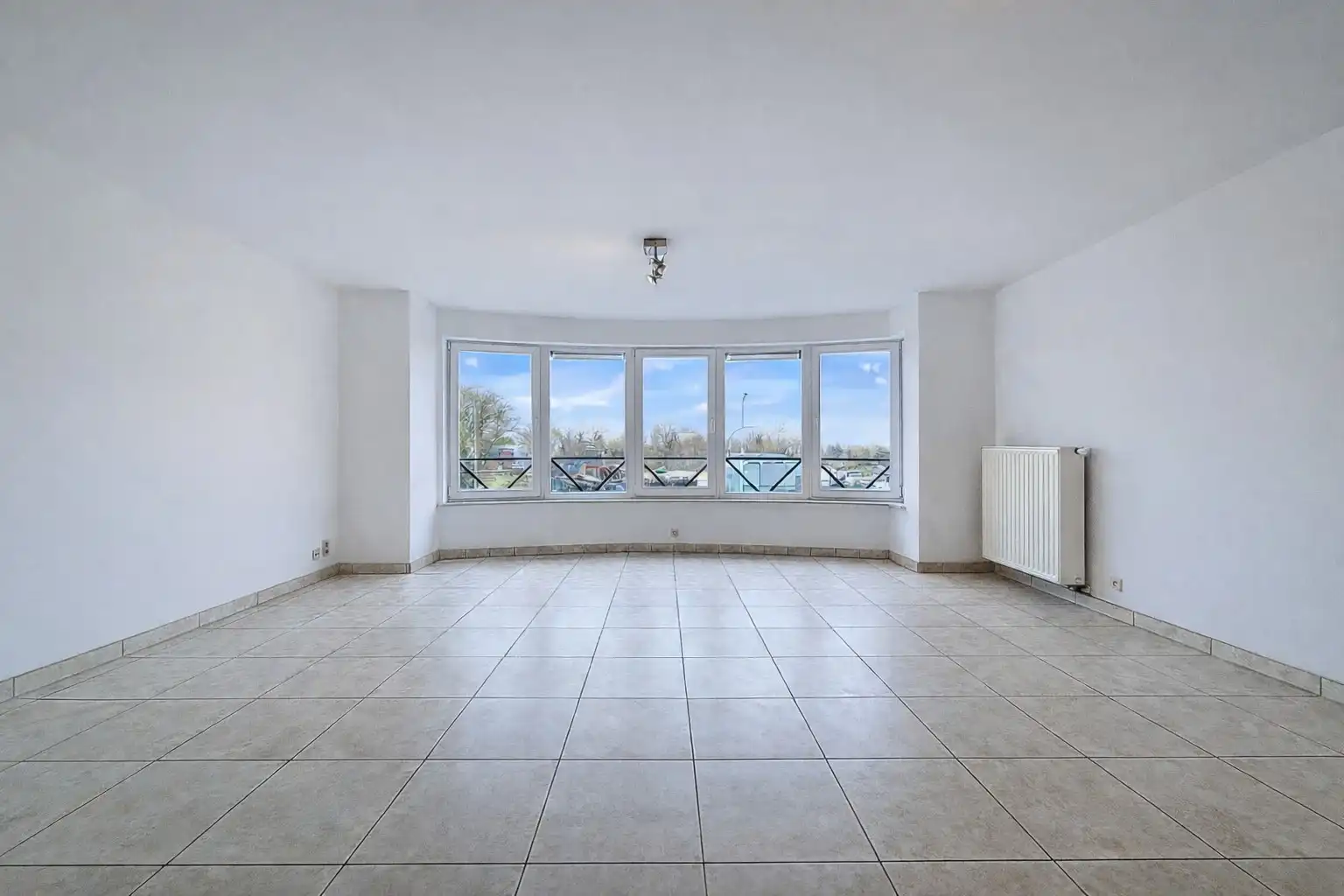 Instapklaar appartement met 2 slaapkamers aan de waterlijn van Nieuwpoort-stad. foto 4