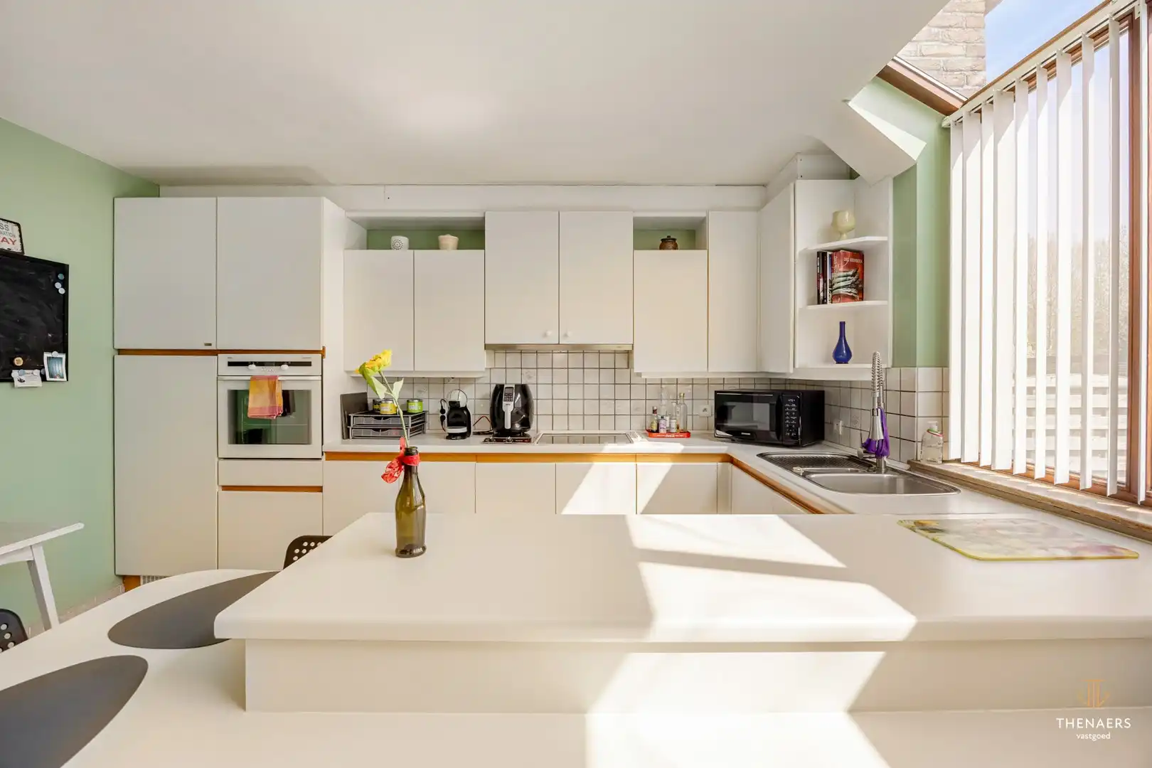 Ruime halfopen woning met 3 slaapkamers en prachtige tuin. foto 8