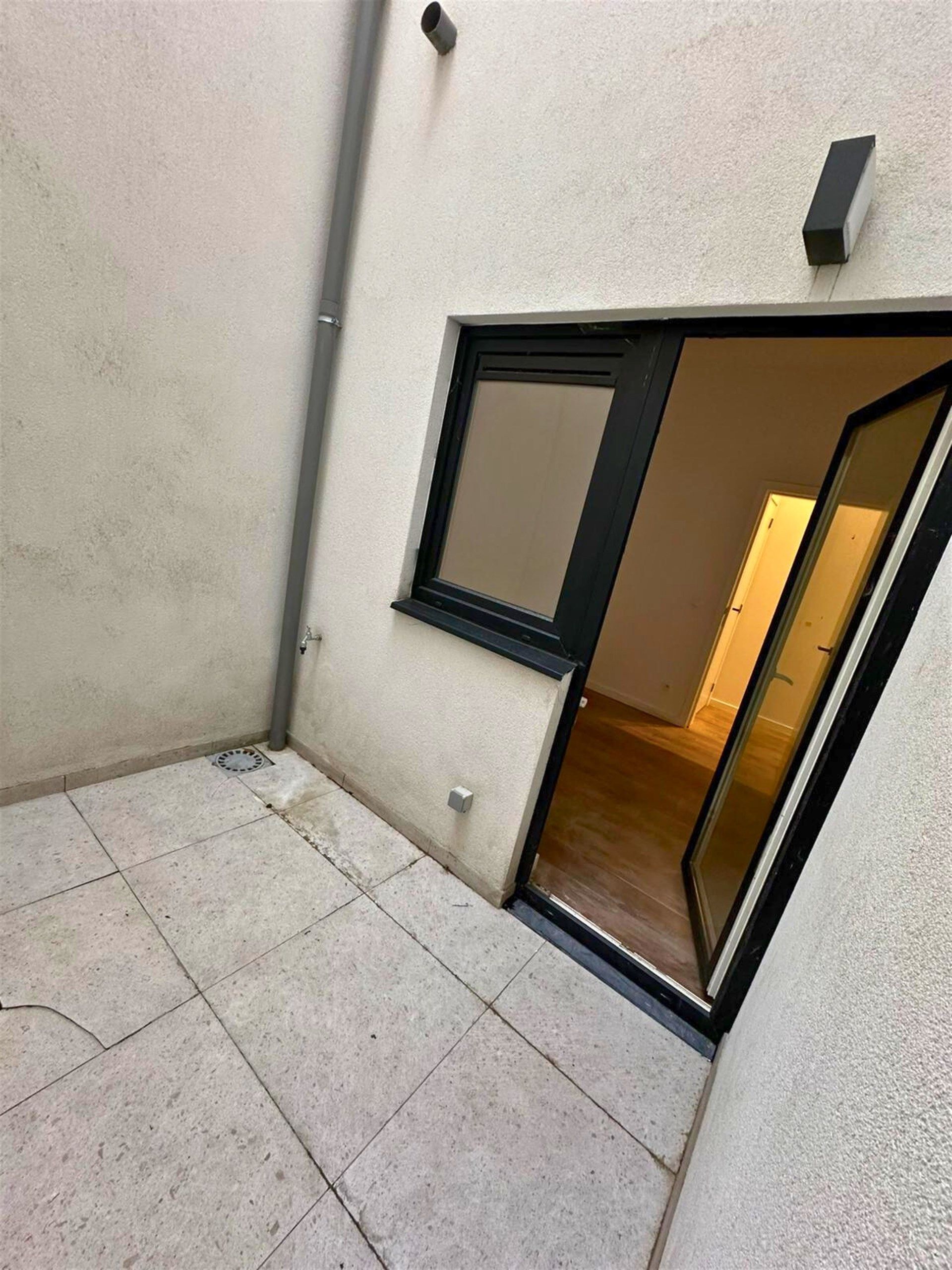 Volledig gerenoveerd gelijkvloers appartement met 2 slaapkamers  te huur in Merksem foto 9