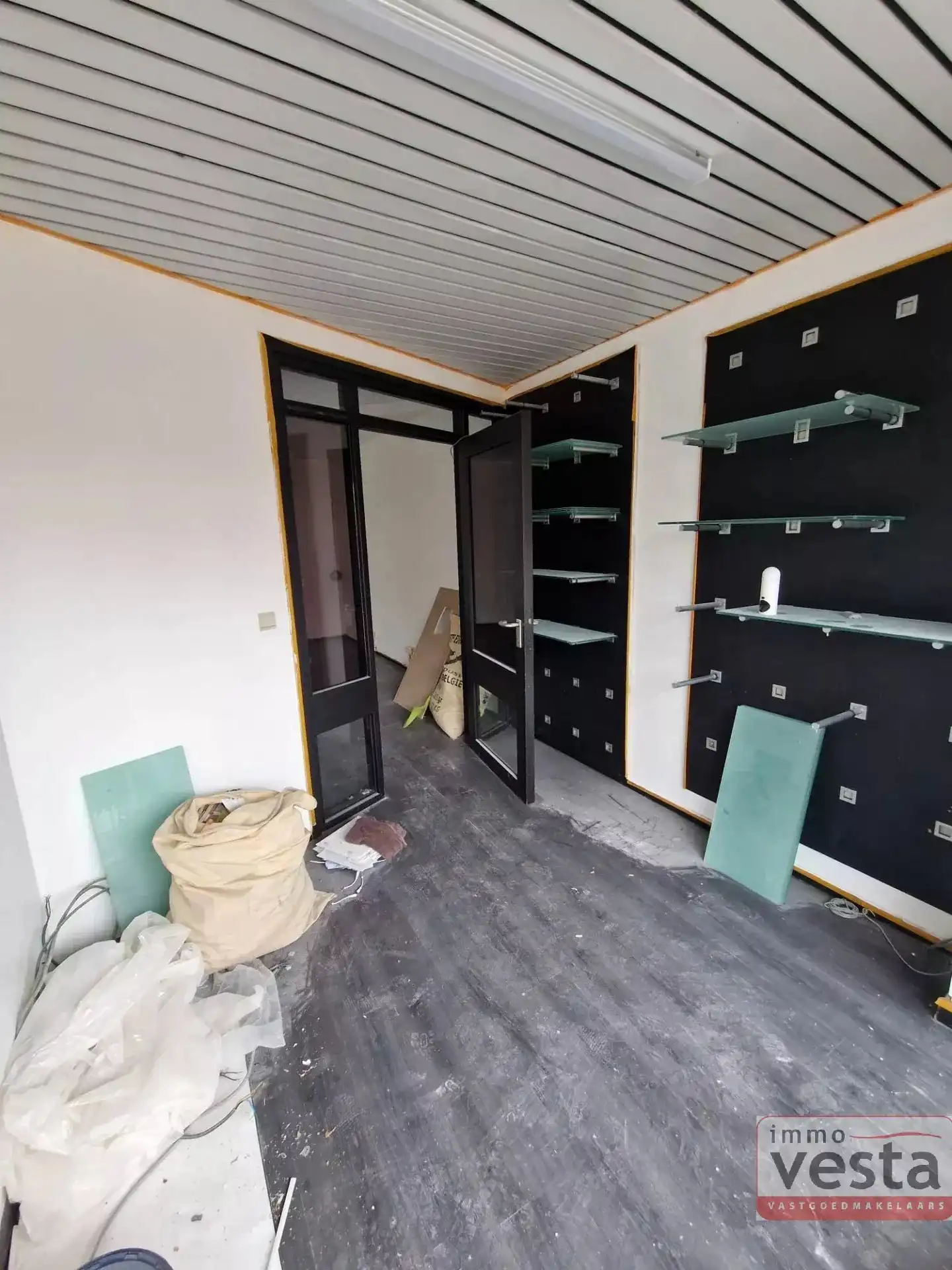 Handelspand met winkelruimte en parking foto 6