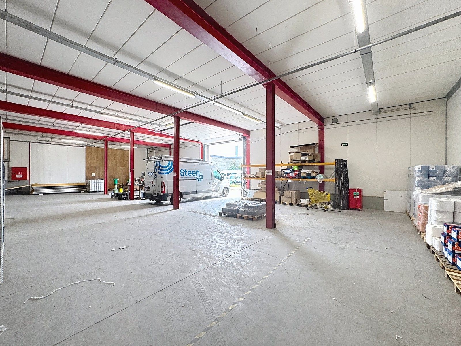 Instapklaar MAGAZIJN (920m²) met sectionaalpoort te huur op industriezone "Herderbrug" te 8000 Brugge foto 6