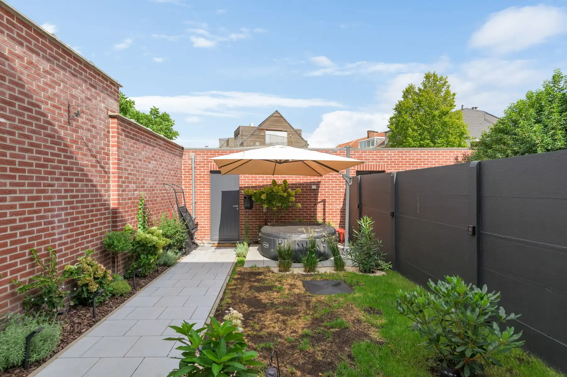 Recente woning op centrale ligging met garage foto 8