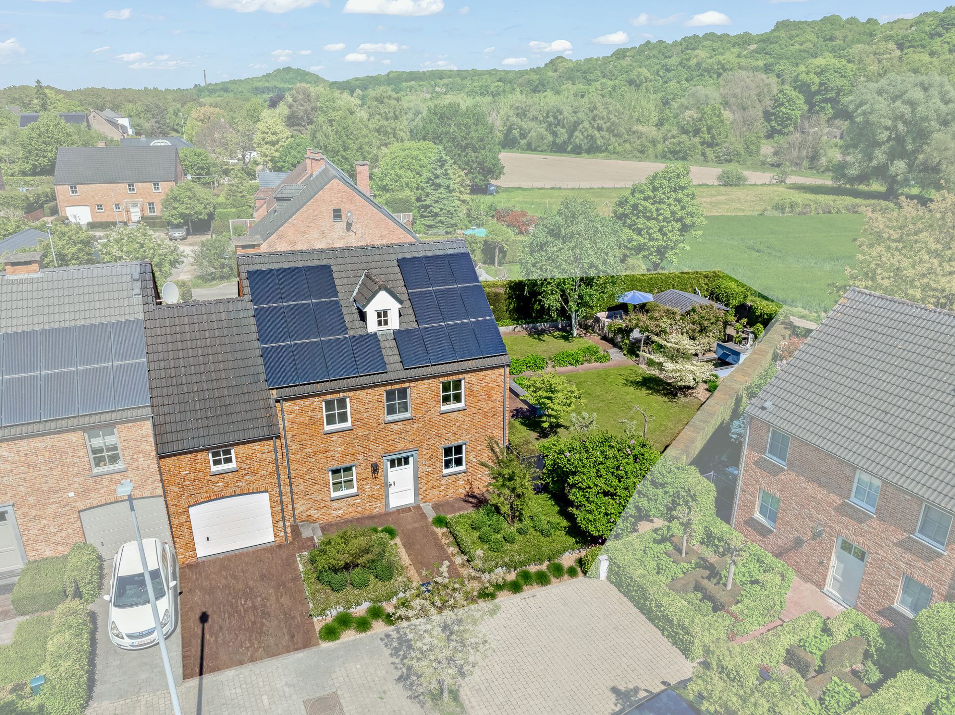 Instapklare woning met tuingerichte aanbouw foto {{pictureIndex}}