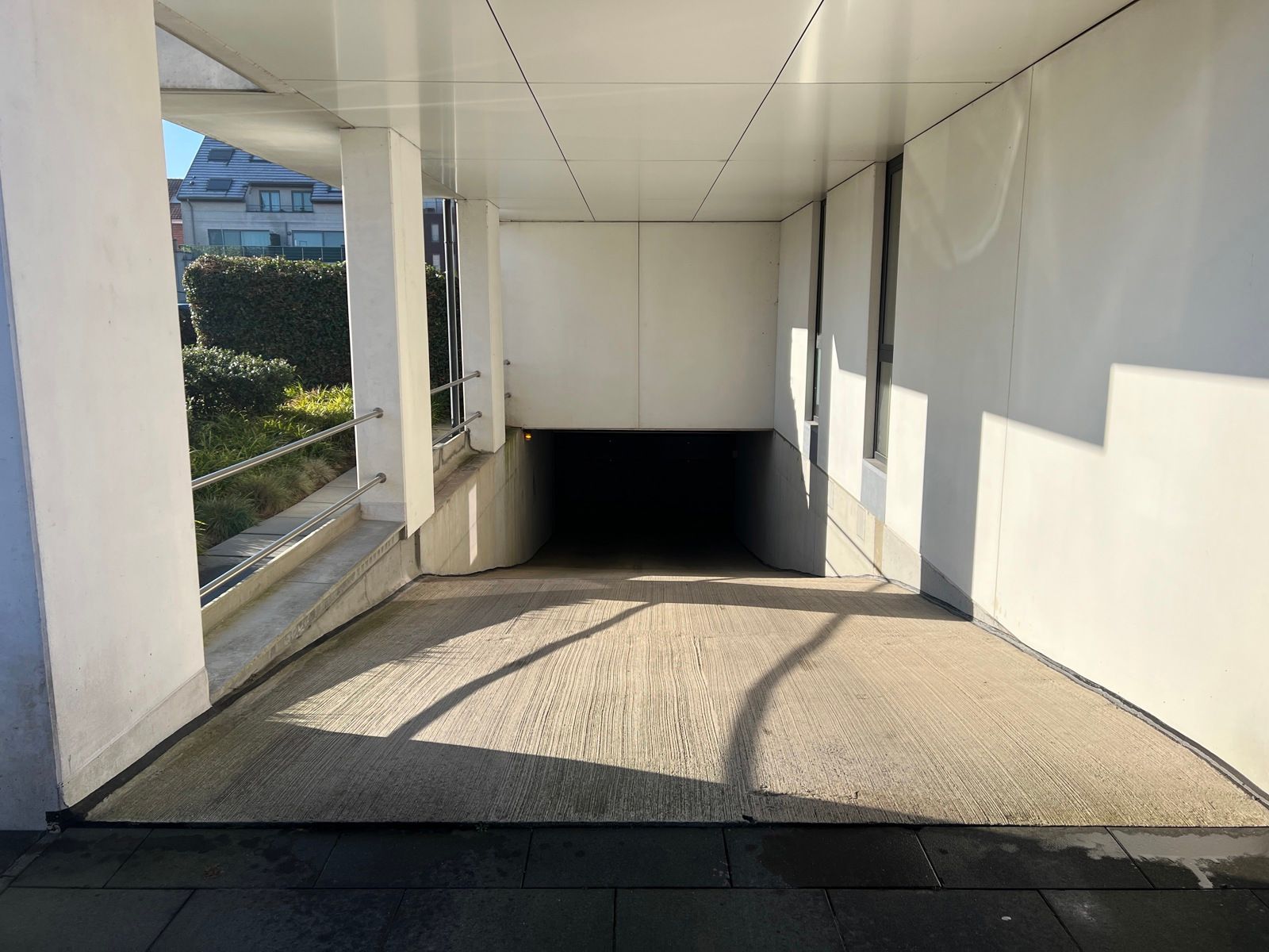 ONDERGRONDSE AUTOSTAANPLAATS TE HUUR IN CENTRUM WOLVERTEM! foto {{pictureIndex}}