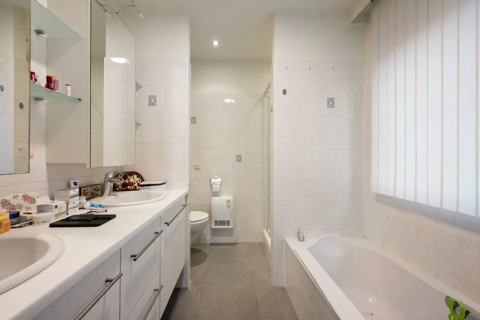 Instapklaar appartement met 2 slaapkamers, badkamers, terrassen én garage in Ieper foto 12