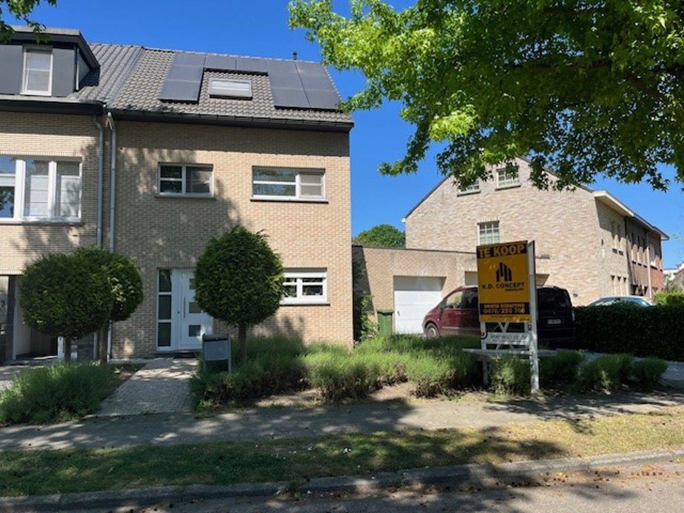 Ruime woning met 4 slaapkamers, tuin en garage in 'Sint Lucaswijk' te Ekeren.  foto {{pictureIndex}}