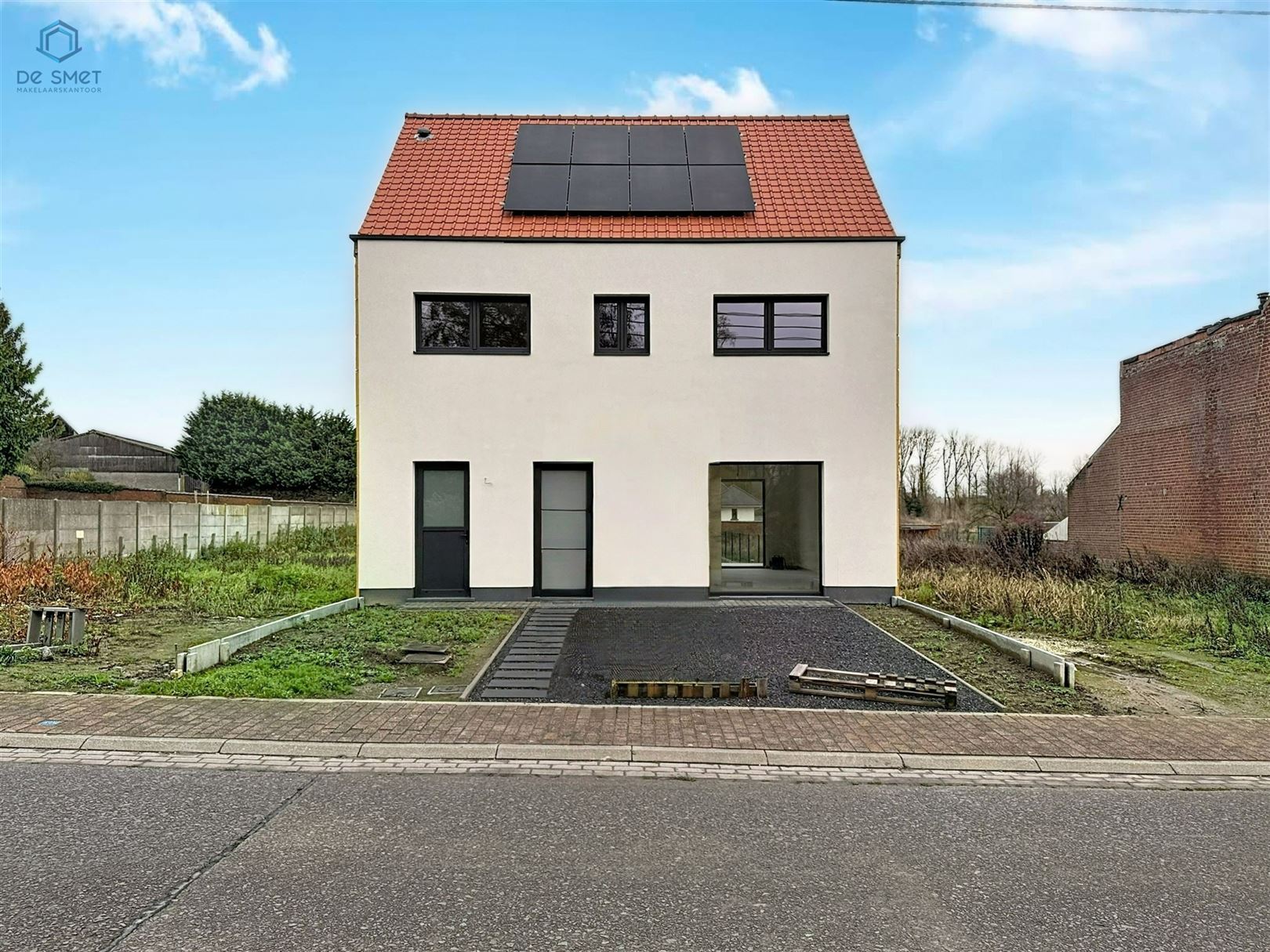 Rustig gelegen, energiezuinige nieuwbouwwoning met 4 slaapkamers en tuin foto {{pictureIndex}}