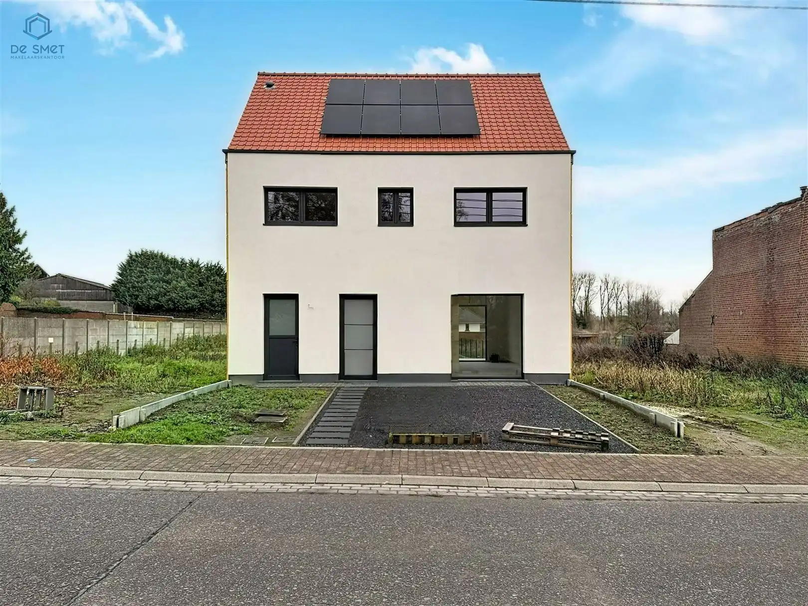 Rustig gelegen, energiezuinige nieuwbouwwoning met 4 slaapkamers en tuin foto {{pictureIndex}}