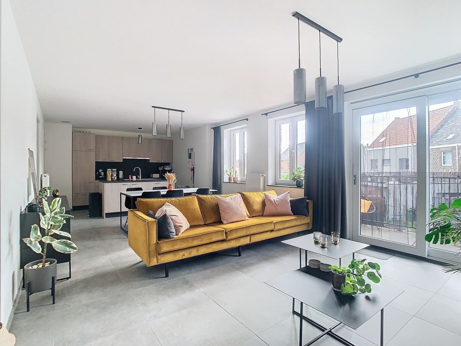 Luxe appartement met 2 SLPK, terras én autostaanplaats! foto 1