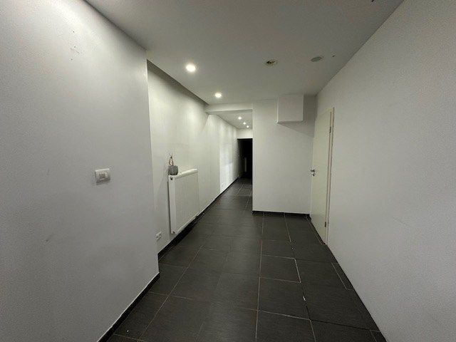 Instapklaar handelsruimte op de bekende Pauwengraaf te Maasmechelen foto 11