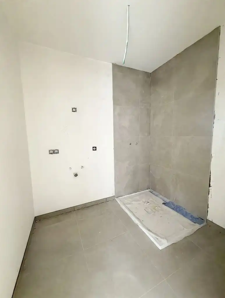 Zeer ruim 1 (+1)-slaapkamerappartement (BEN) op de eerste verdieping met uitzonderlijk zuidgericht terras van ca. 43 m² en ondergrondse parkeerplaats, in hartje Maaseik. foto 11