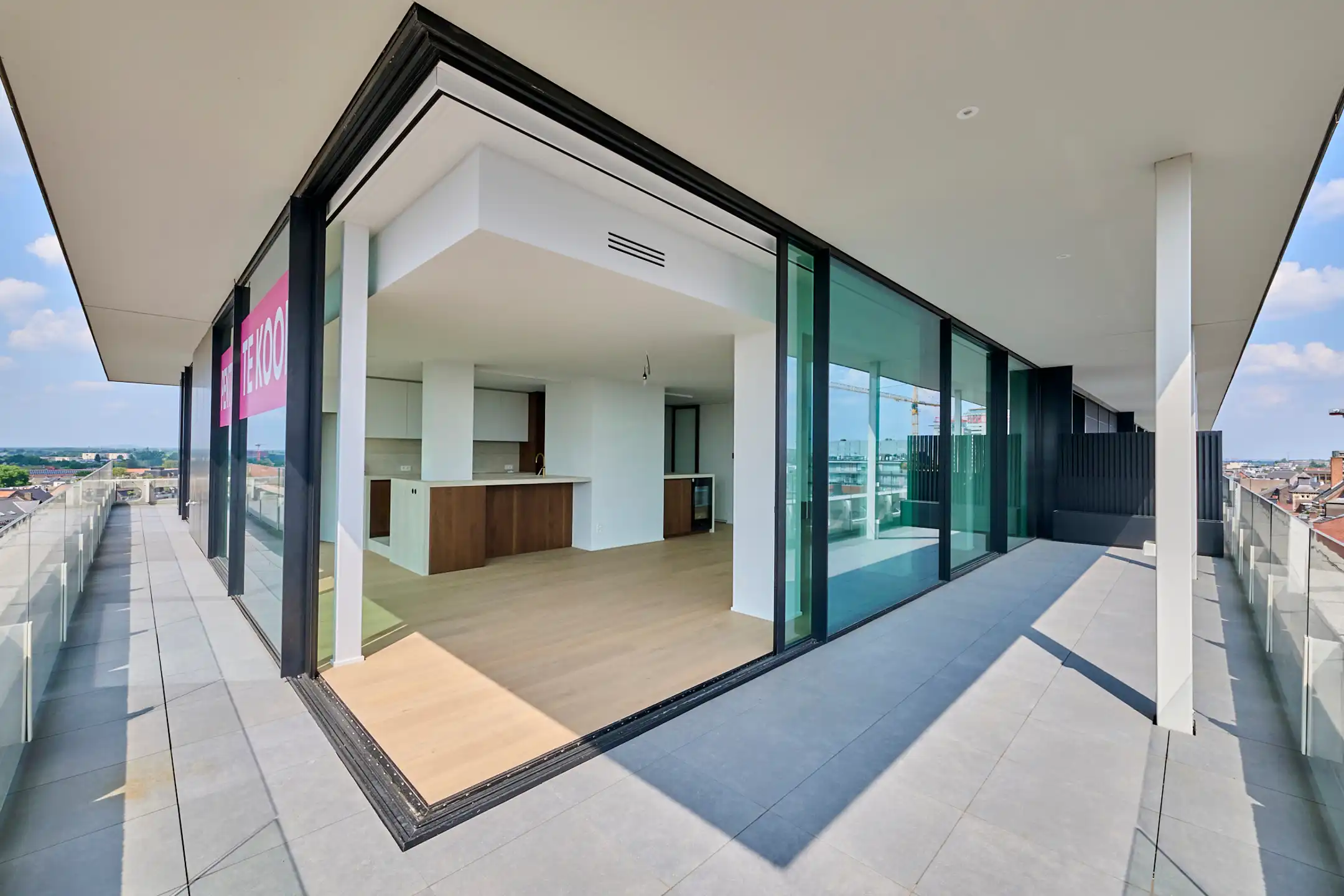 Luxe penthouse in hartje Hasselt, afgewerkt op topniveau! foto {{pictureIndex}}