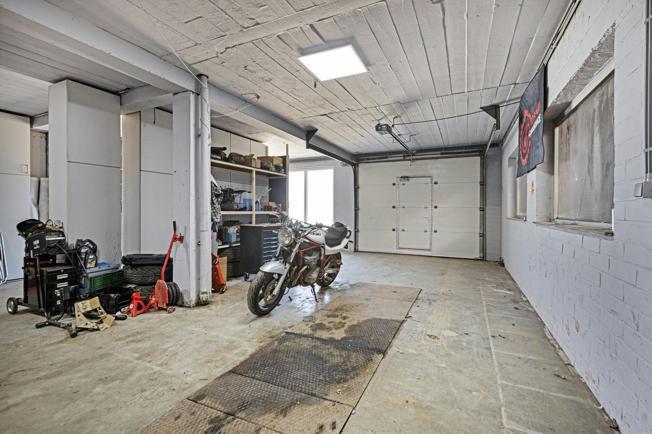Industriegebouw met conciërge-appartement op 34a 60ca in Maaseik te koop foto 8