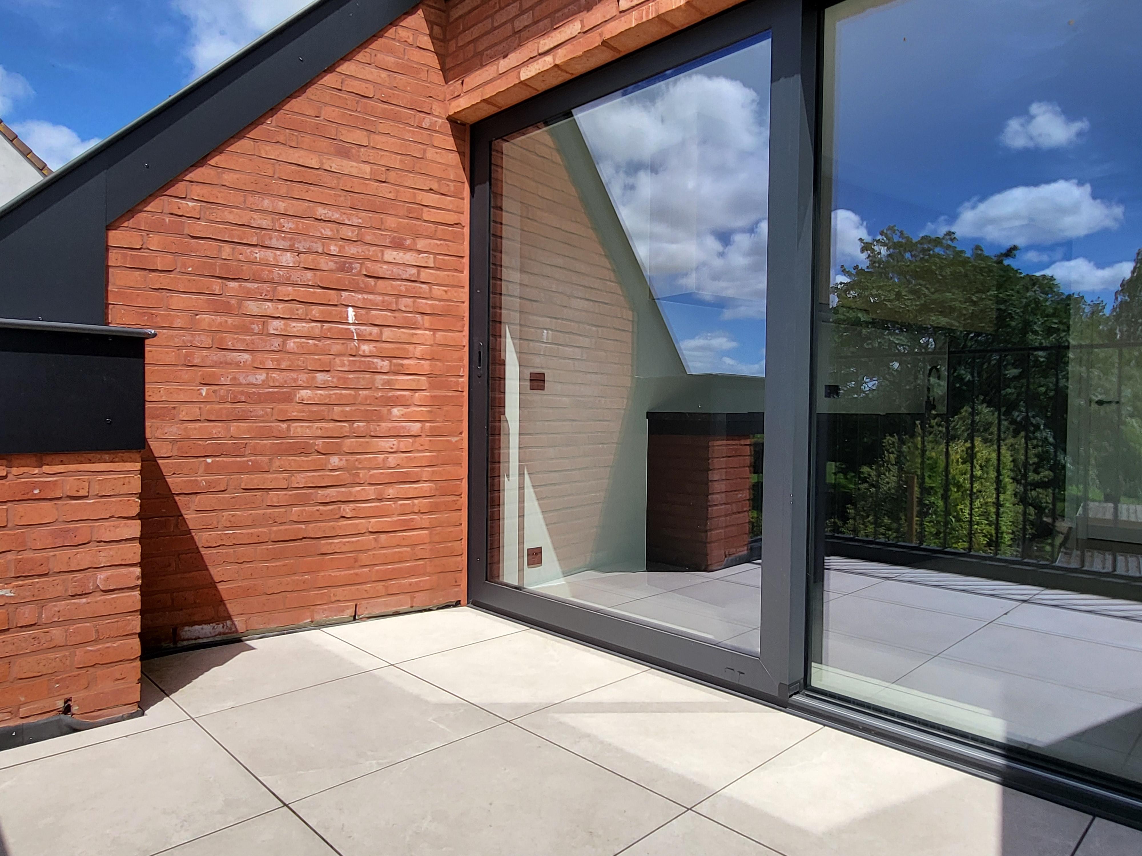 Prachtig nieuwbouwappartement gelegen op de 2de verdieping met terras, carport en berging.  foto 5