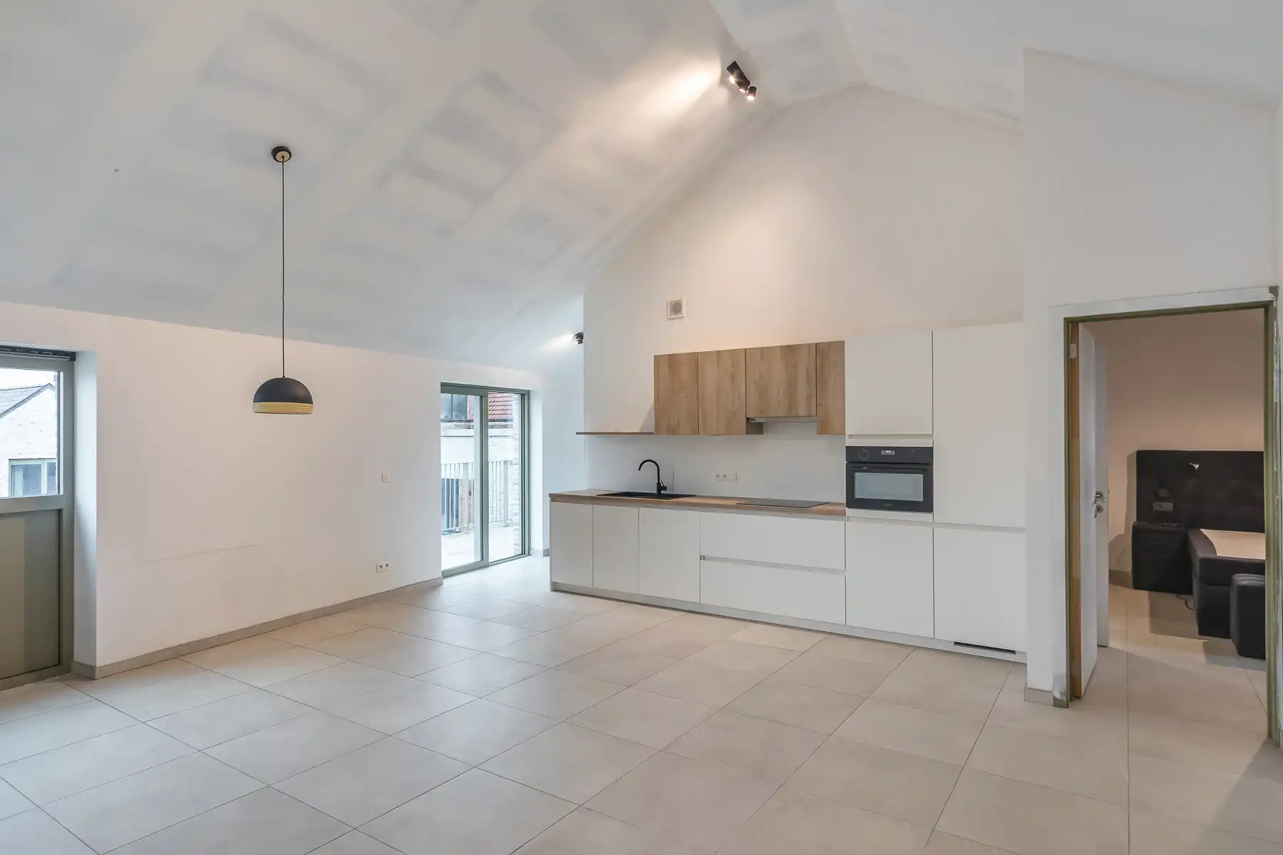 Recent 1-slaapkamer appartement, terras en autostaanplaats foto 5