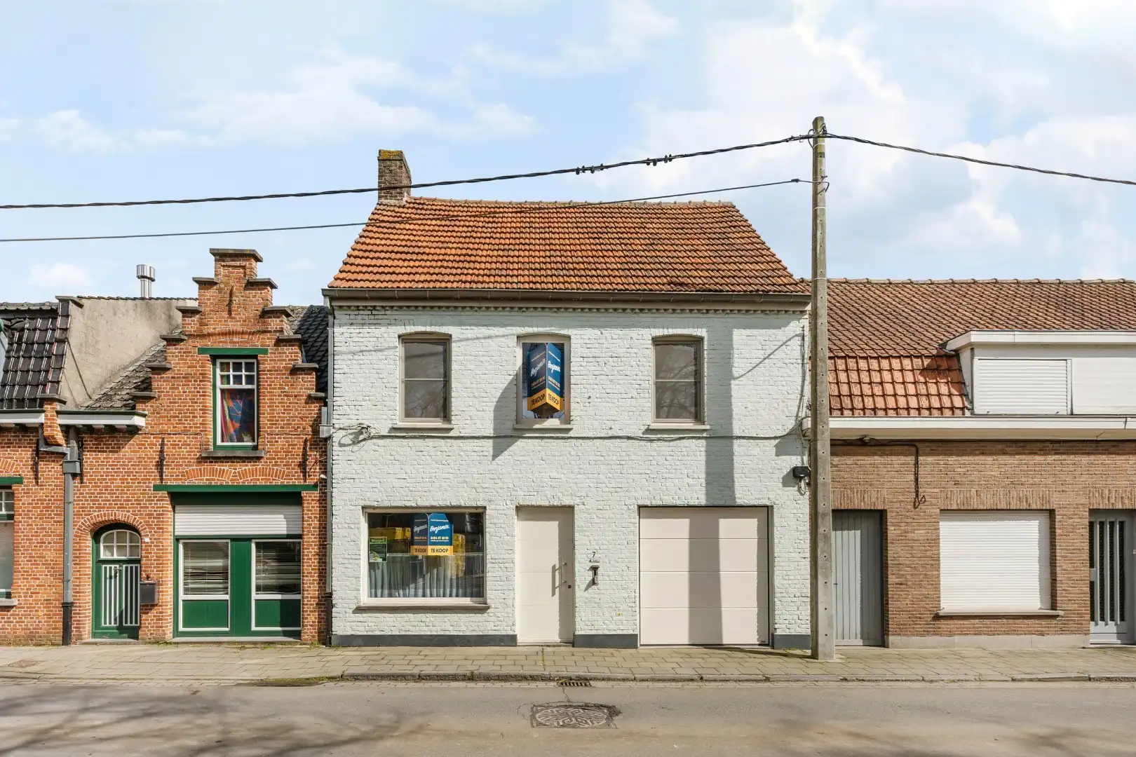 Hoofdfoto van de publicatie: Woning met 3 slaapkamers, zolder, garage en tuin met uitweg in Dadizele-centrum