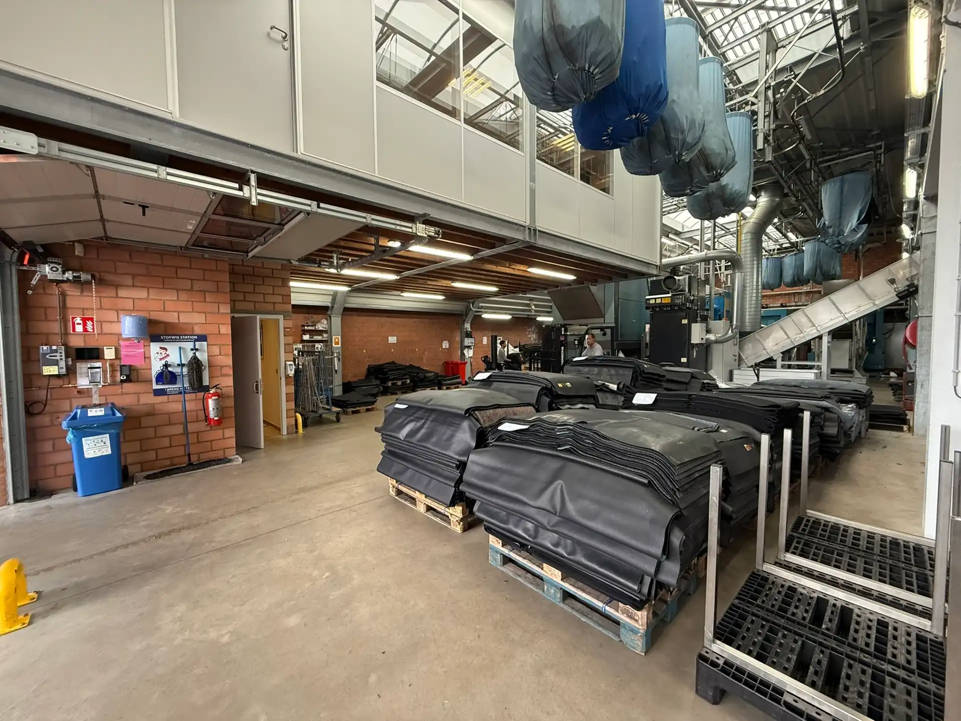 Industrieel gebouw met kantoren en buitenopslag te huur op toplocatie in Ekeren foto 7