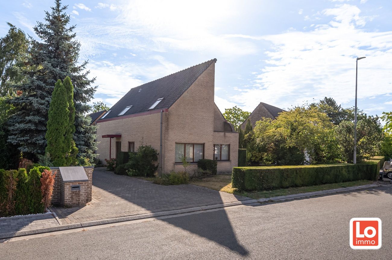 Hoofdfoto van de publicatie: Ruime degelijke alleenstaande woning met afzonderlijke garage en carport op een makkelijk bereikbare locatie in Lokeren!