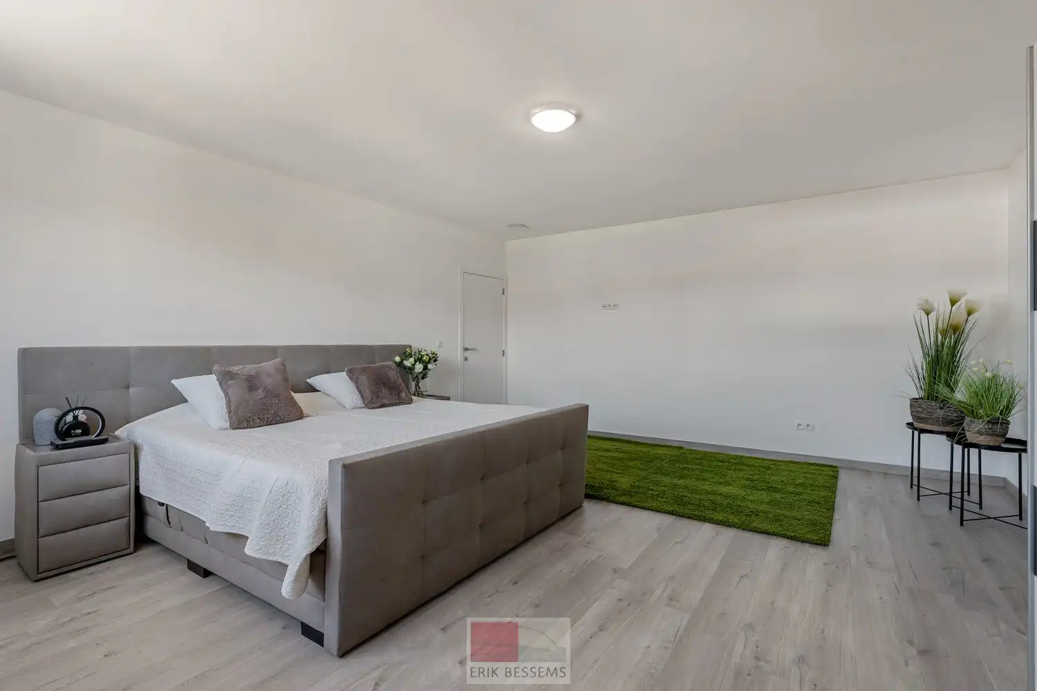 Deze moderne halfopen woning, gebouwd in 2016, biedt een bewoonbare oppervlakte van maar liefst 232 m² op een perceel van 377 m² en maar liefst 5 slaapkamers waarvan er eentje in gebruik is als bureau. foto 15