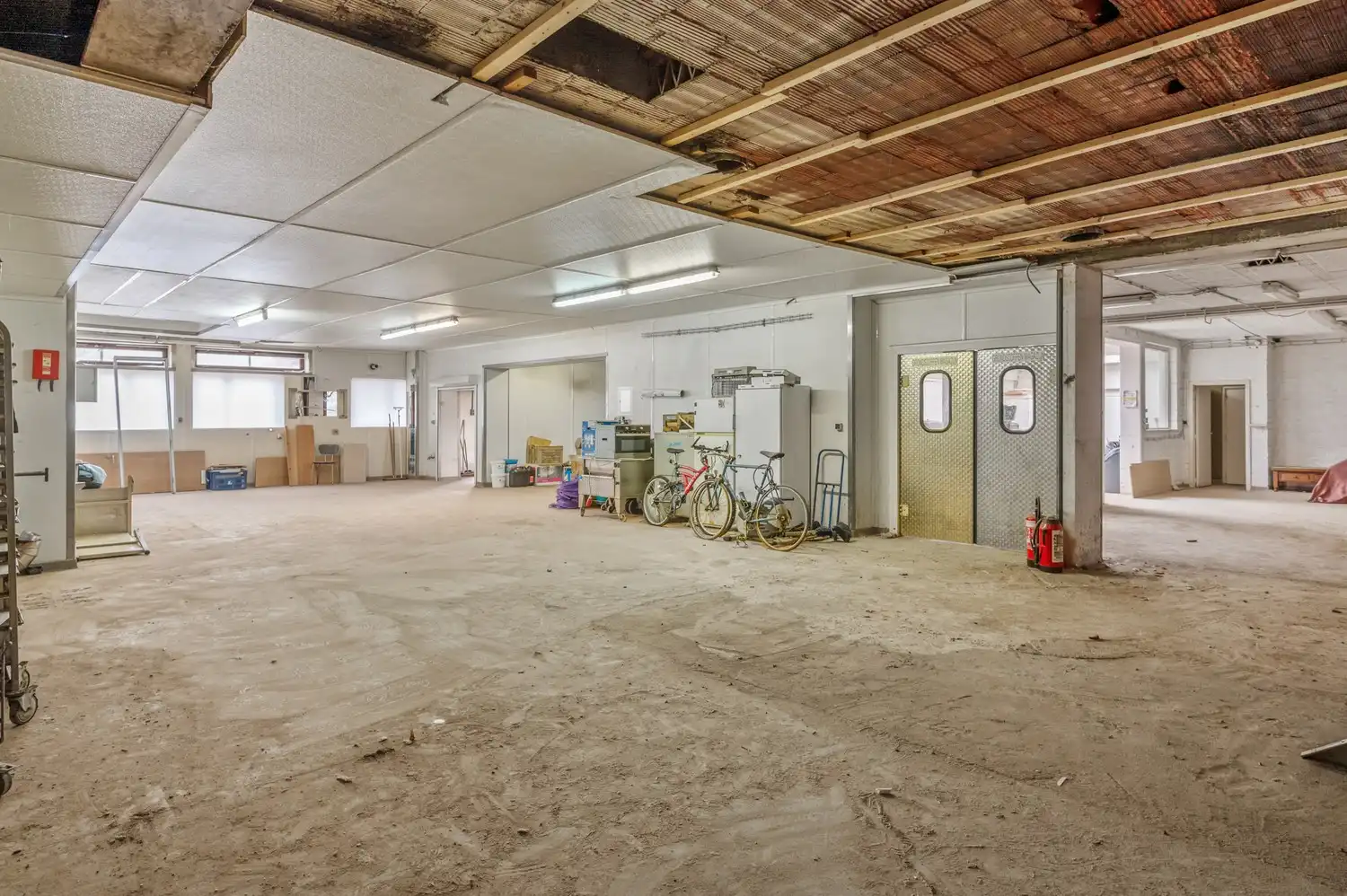 Ruim magazijn (+/- 441 m²) in Lier! foto {{pictureIndex}}