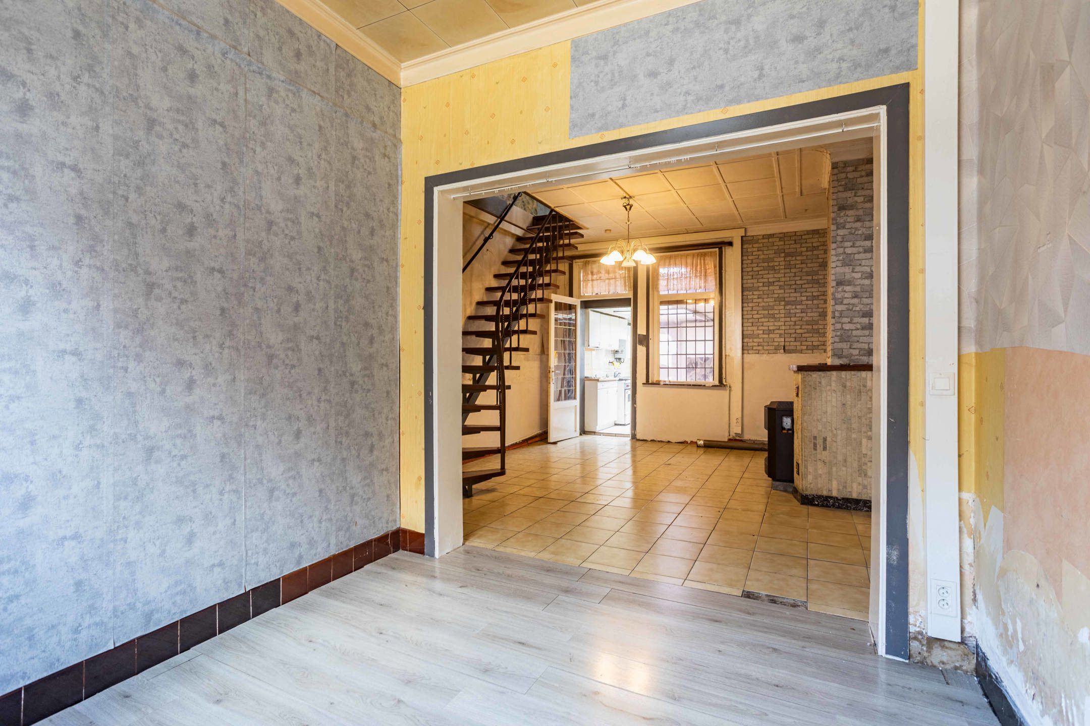 Te renoveren woning met terras op interessante locatie! foto 5