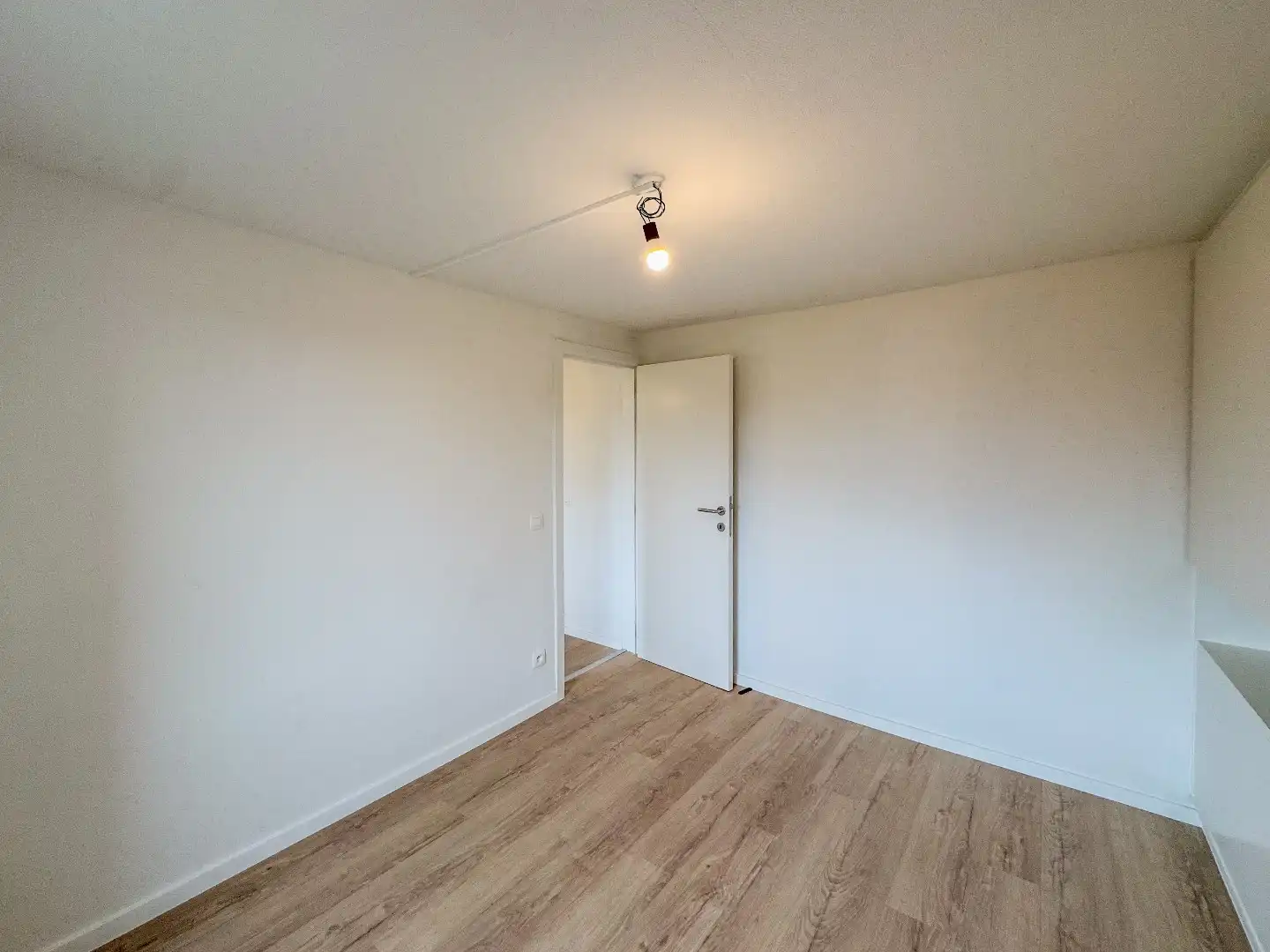 Gezellige woning met 2 slaapkamers, dressing en tuin. foto 19