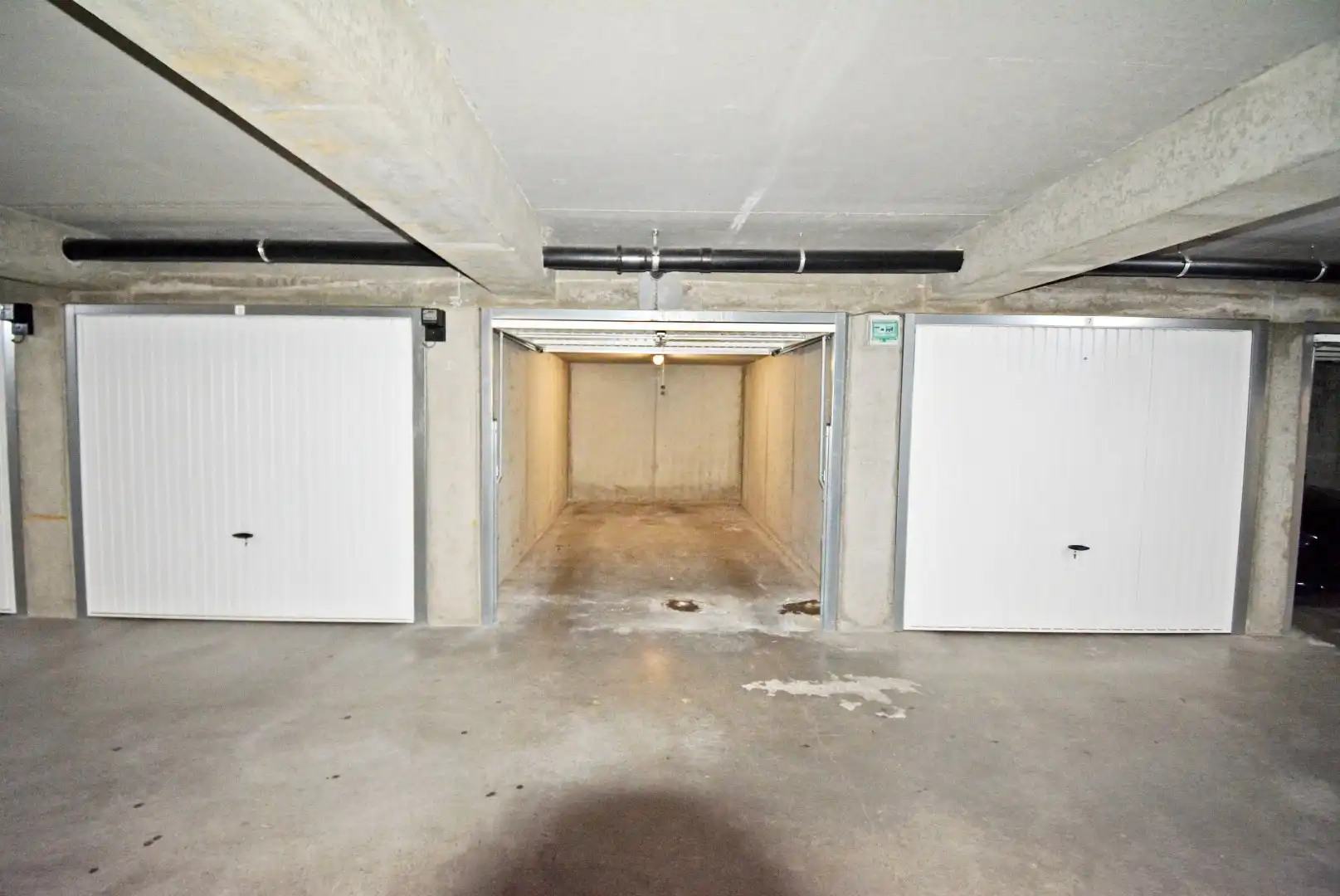 Gesloten garagebox in een zijstraat van de Lippenslaan. foto 2