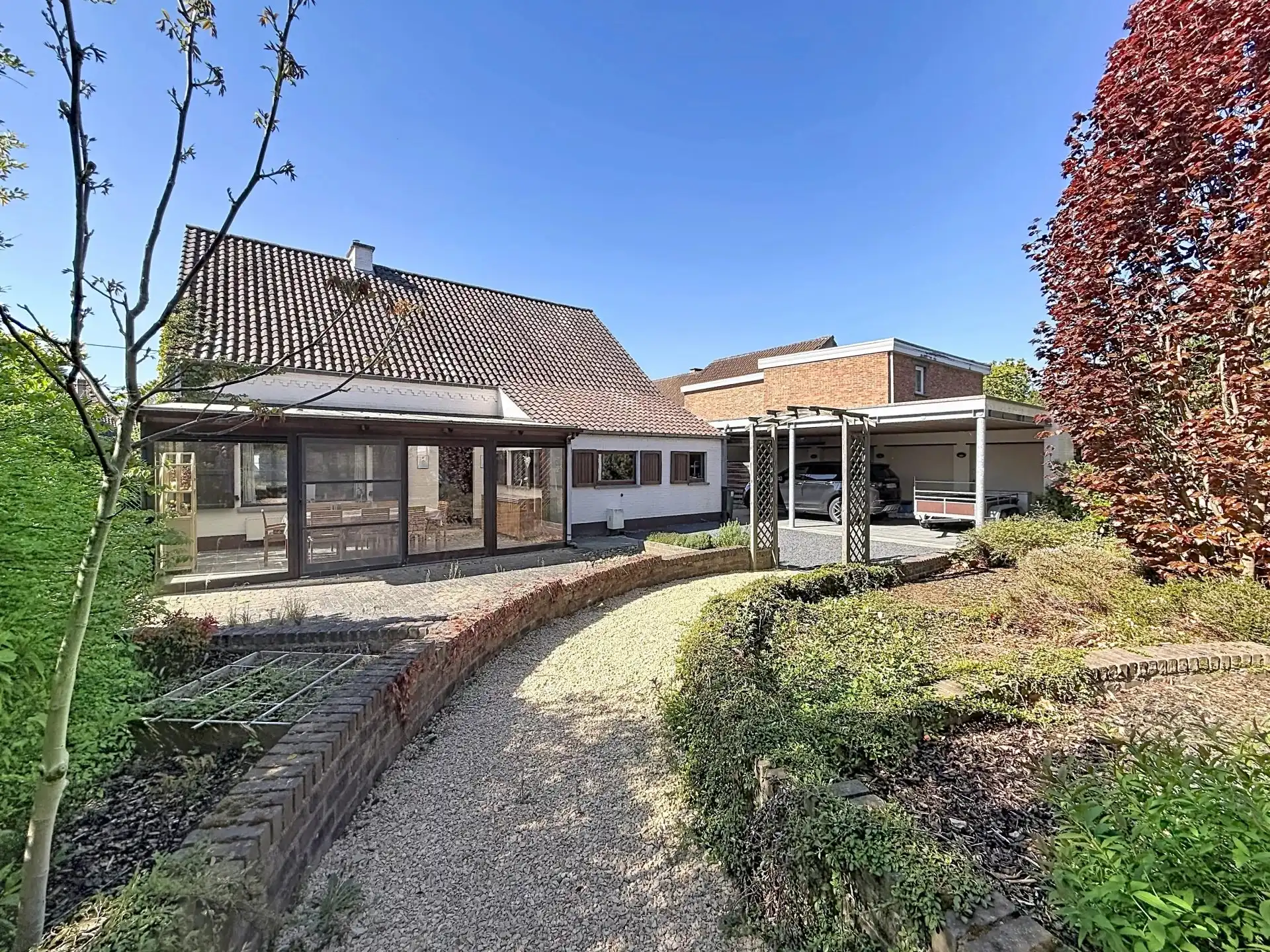Op te frissen woning met 4 slaapkamers op een groot perceel. foto {{pictureIndex}}