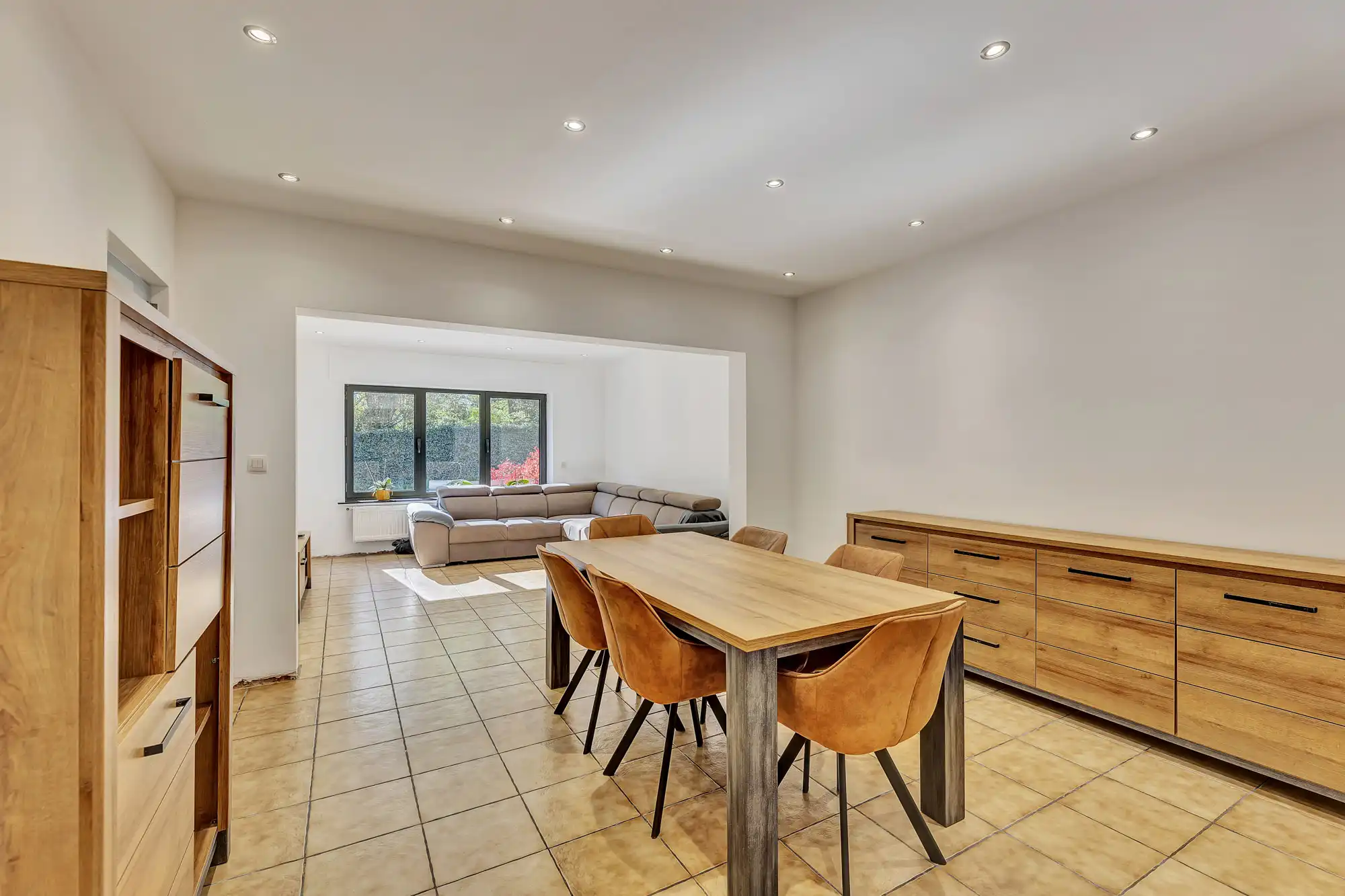 Goed onderhouden woning met garage foto 2