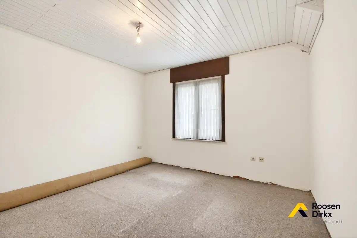 Vrijstaande en degelijke gezinswoning met 300m² bewoonbare oppervlakte en mogelijk 5 slaapkamers op perceel van 974m² foto 28