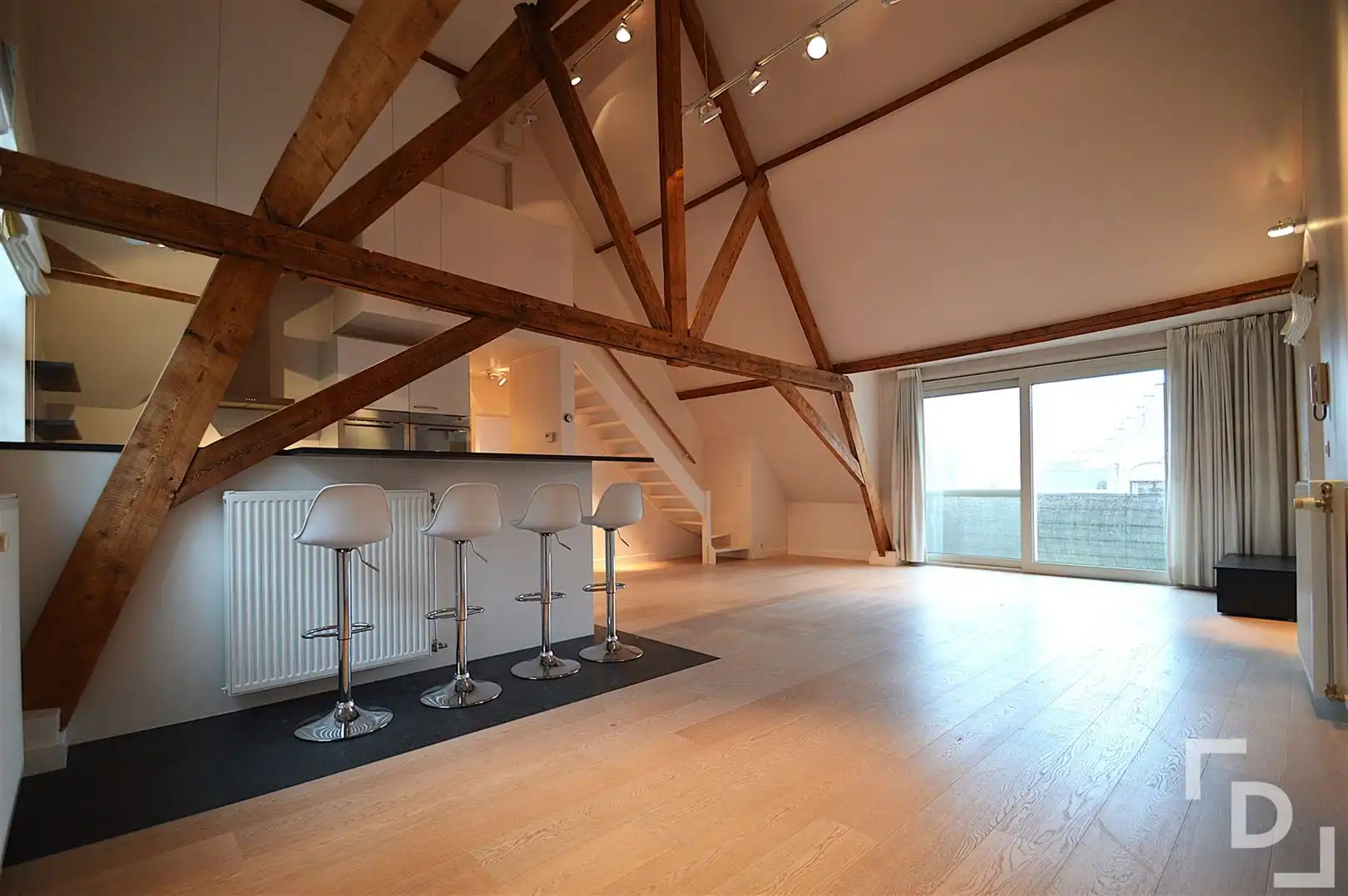 Ruim duplex appartement met garage te huur op toplocatie in Ieper foto 12