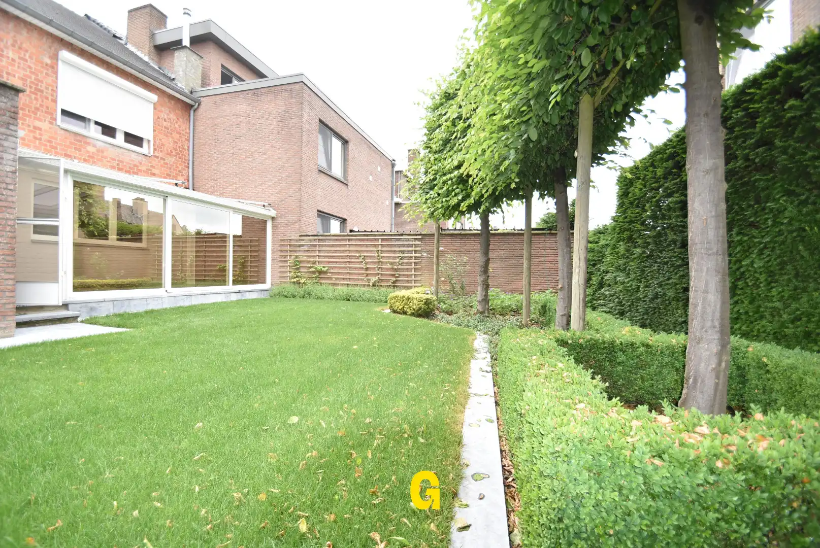 Halfopen woning met drie slaapkamers, tuin en twee garages in hartje Bilzen foto 15
