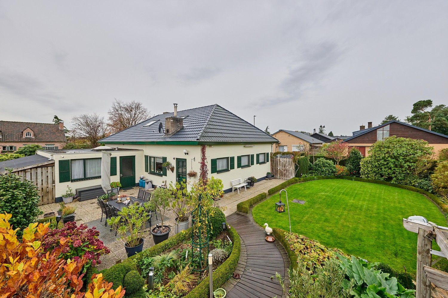 Gezellige en goed onderhouden bungalow met praktische bovenverdieping op fraai aangelegd perceel foto 18