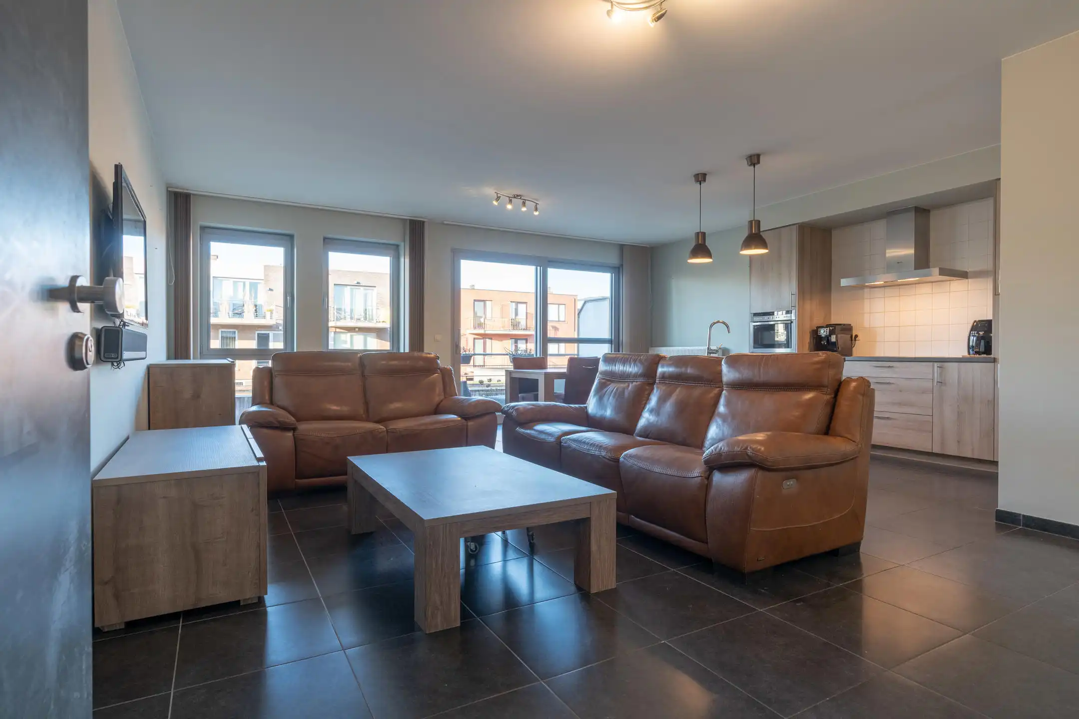 Instapklaar 2-slaapkamer appartement met terras en garagebox foto 2