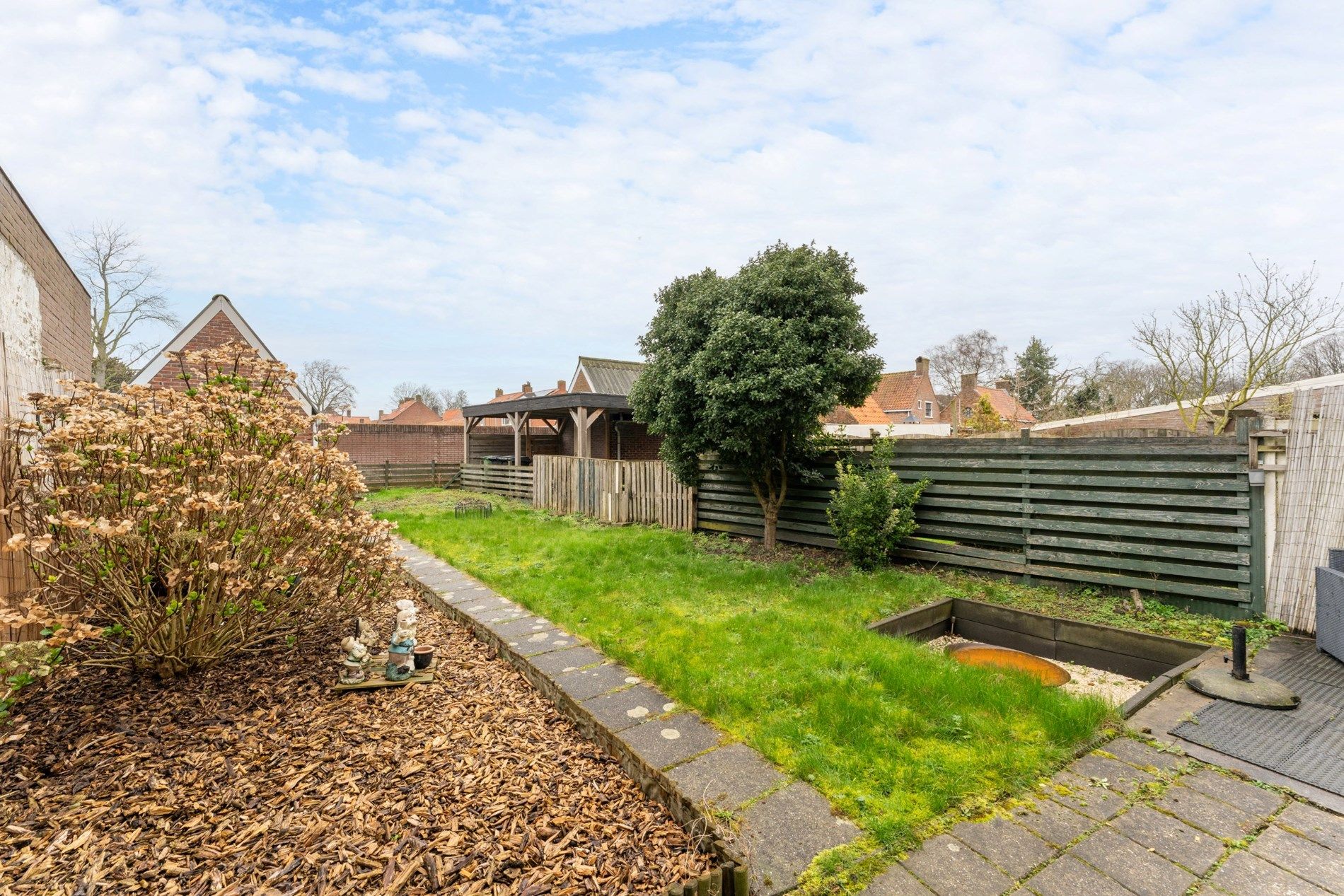 Rijwoning met toffe tuin en uitweg te Sluis (Nederland) foto 2