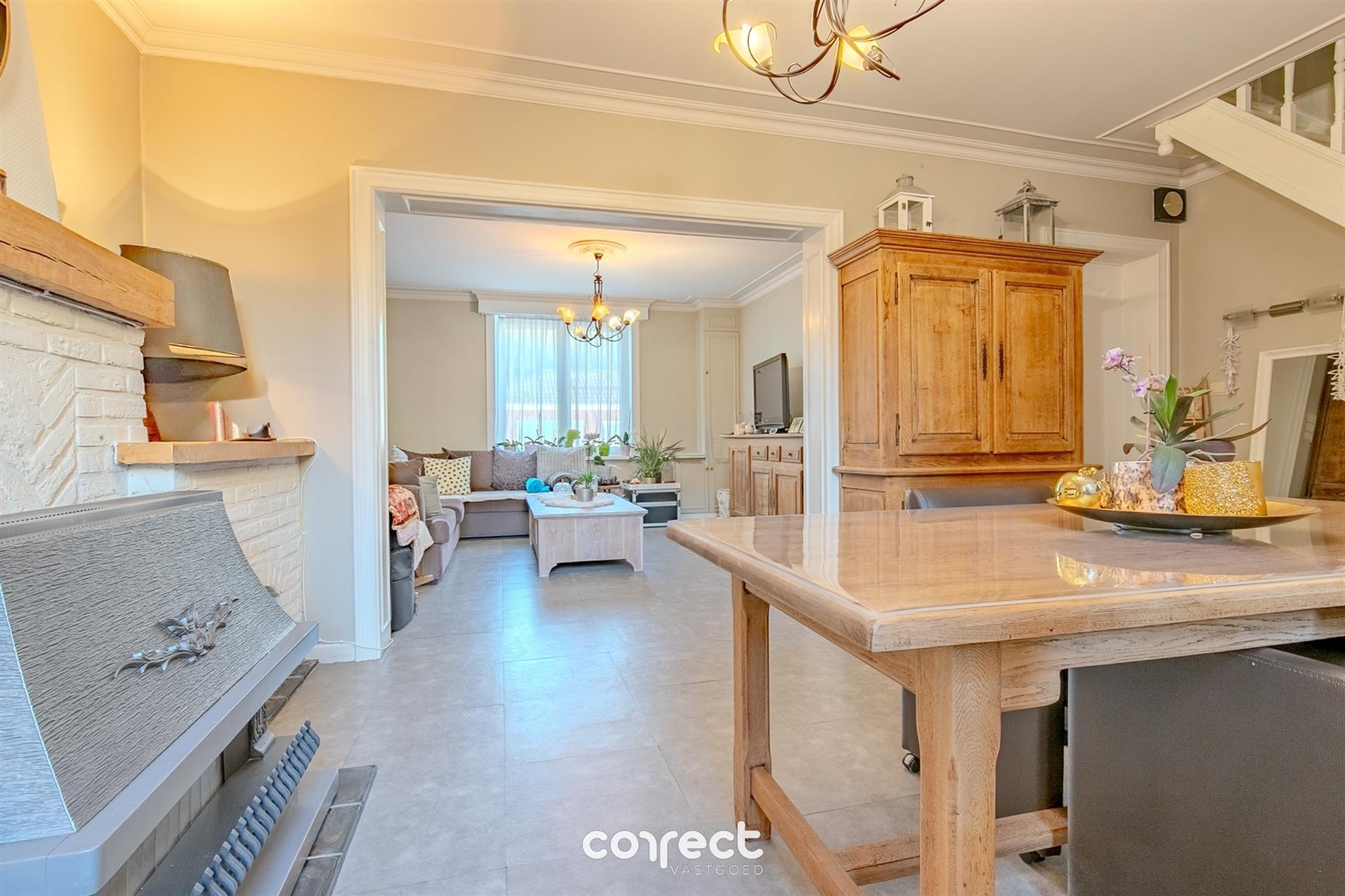 Halfopen bebouwing met ruime oprit, garage, carport en 3 volwaardige slaapkamers. foto 3