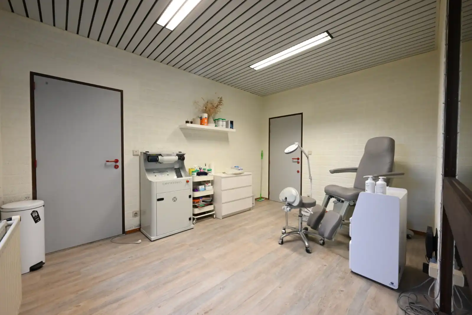 Praktijk-/ kantoorruimte op een commerciële locatie! foto 5